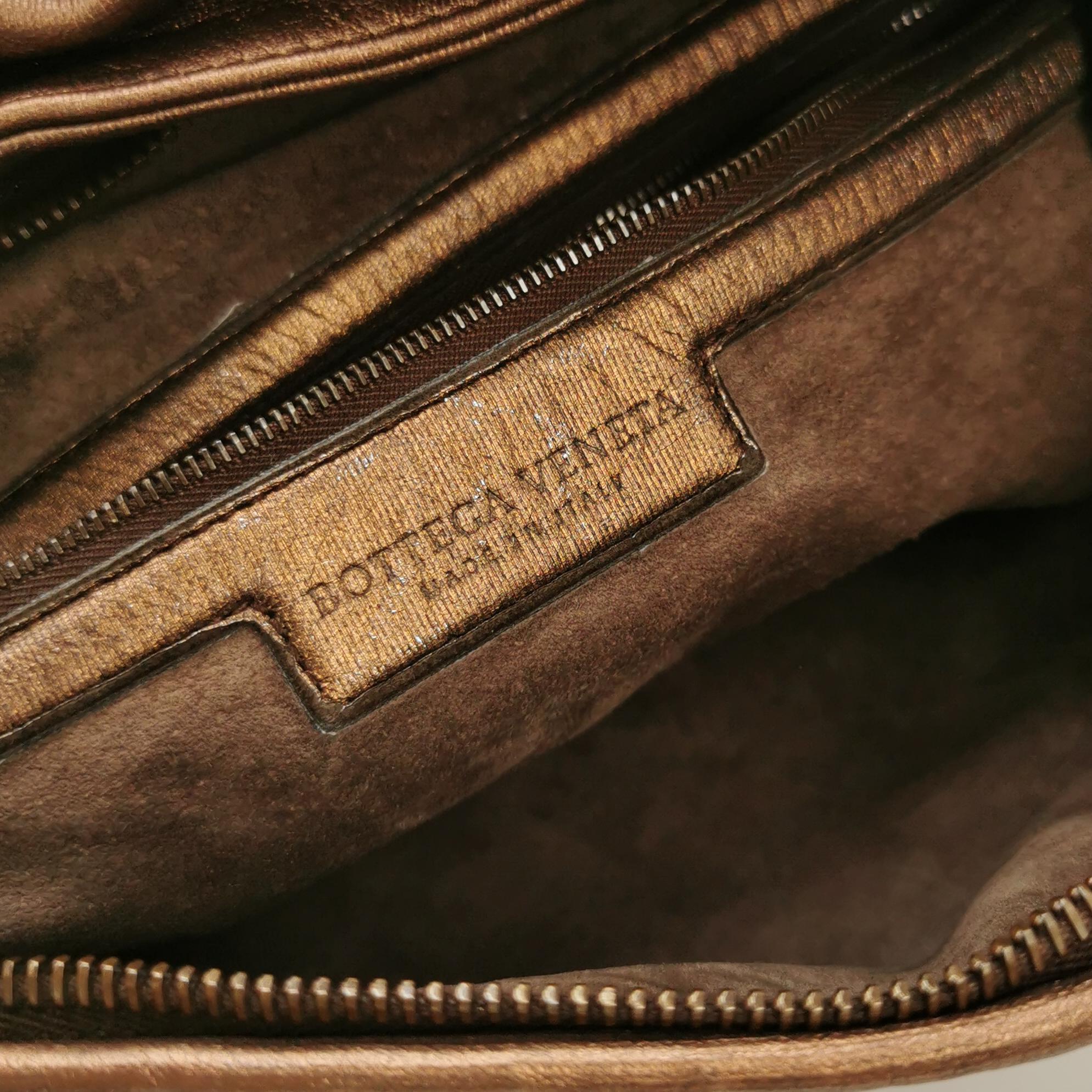 Bottega Veneta Veneta Hobo Metallic Copper Leather Large 47cm im Angebot 3