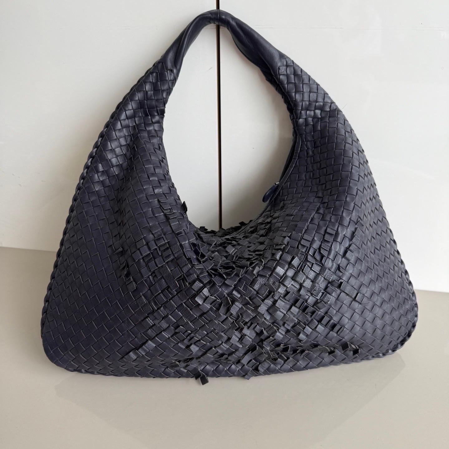 This Bottega Veneta Veneta Bag is an exceptional piece of luxury, crafted from iconic lambskin leather with the instantly recognizable Intrecciato weave. This bag is roomy enough for all your essentials, it's the perfect accessory for stylish and