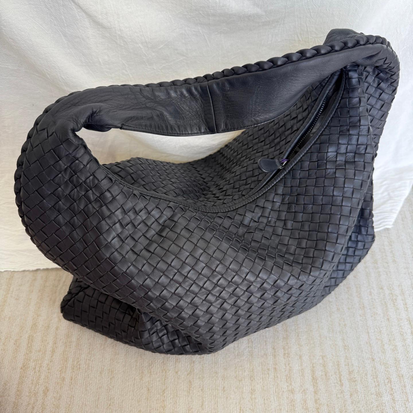 Bottega Veneta Veneta Hobo Midnight Navy Borsa in pelle Maxi 50cm In condizioni buone in vendita a AUBERVILLIERS, FR
