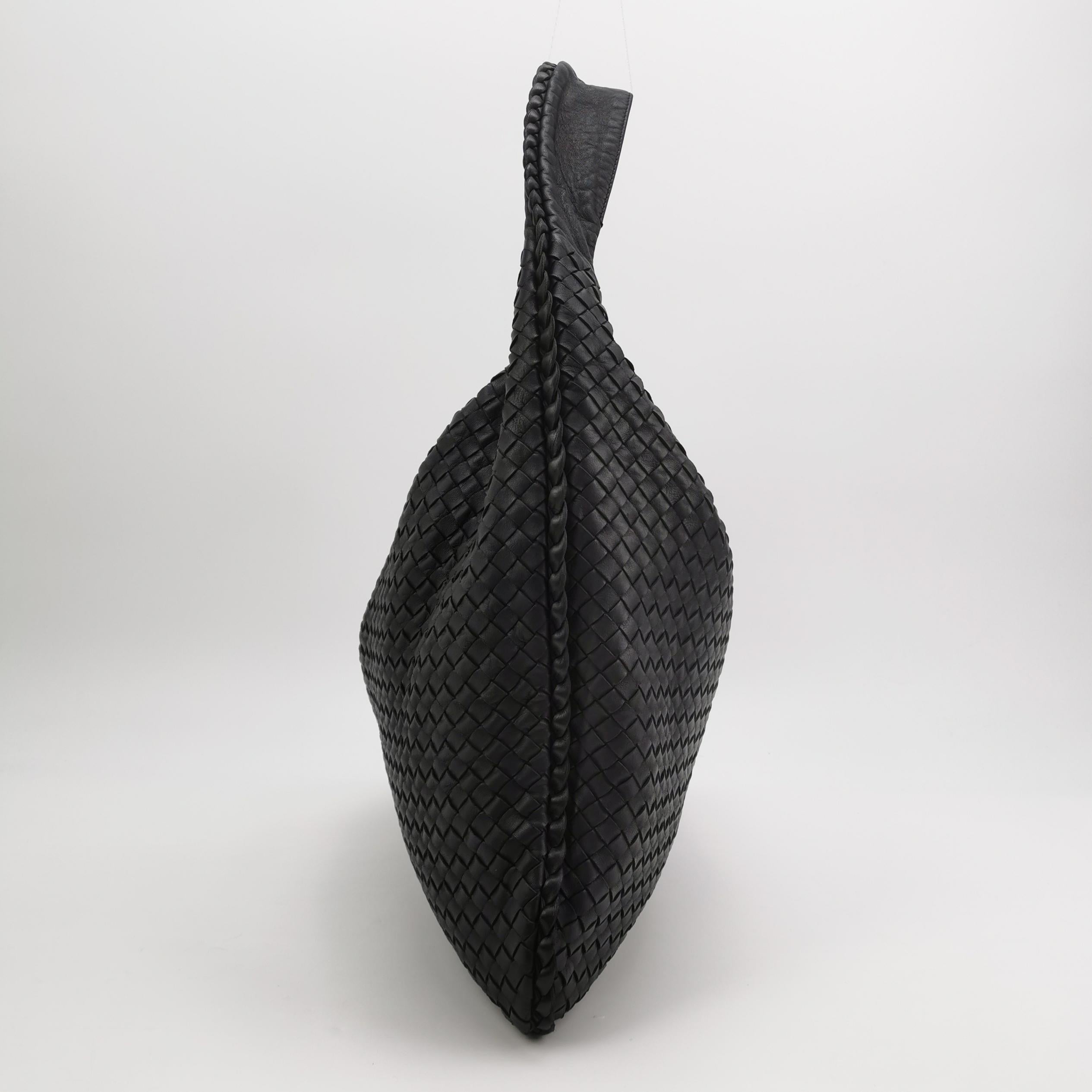 Bottega Veneta Veneta Hobo Midnight Navy Borsa in pelle Maxi 50cm In condizioni buone in vendita a AUBERVILLIERS, FR