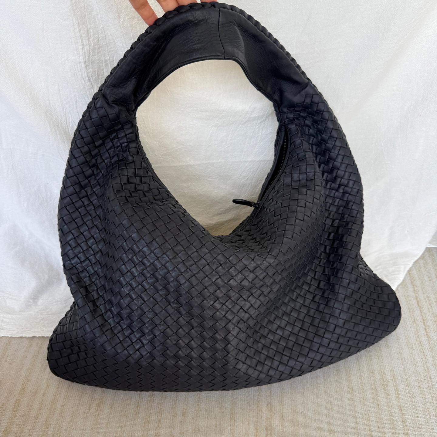 Donna Bottega Veneta Veneta Hobo Midnight Navy Borsa in pelle Maxi 50cm in vendita