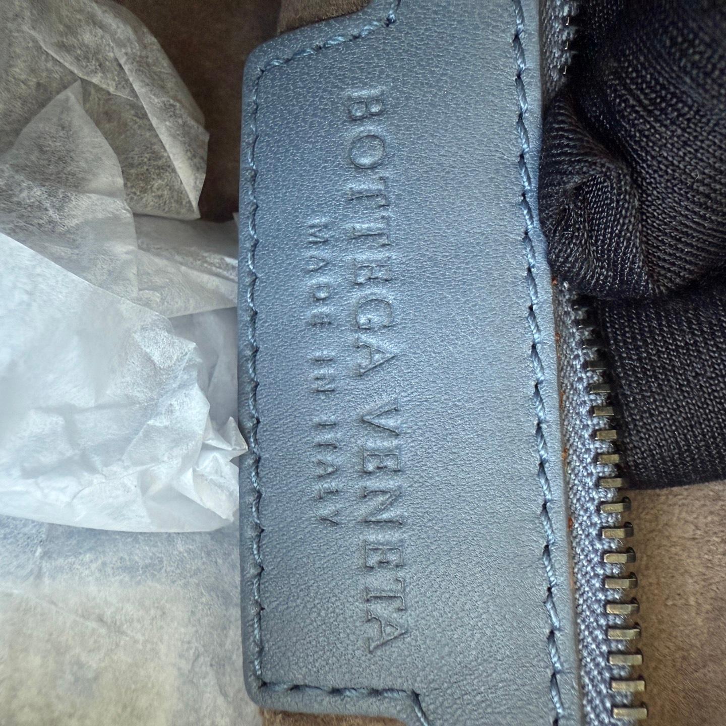 Bottega Veneta Veneta Hobo Misty Blue Intrecciato Leather Bag Medium 45cm For Sale 8
