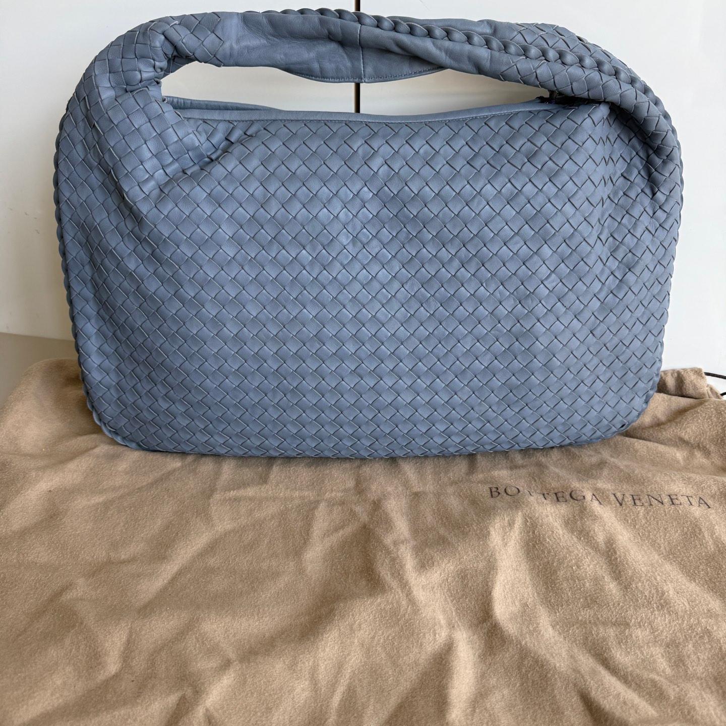 This Bottega Veneta Veneta Bag is an exceptional piece of luxury, crafted from iconic lambskin leather with the instantly recognizable Intrecciato weave. This bag is roomy enough for all your essentials, it's the perfect winter accessory for stylish