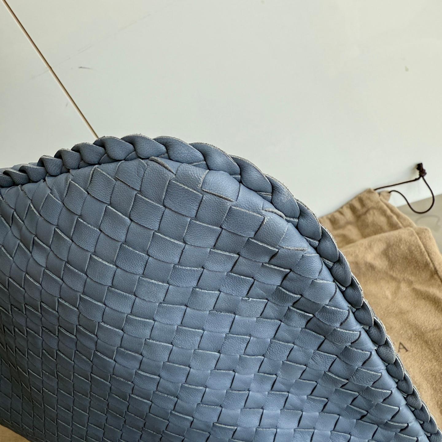 Bottega Veneta Veneta Hobo Misty Blue Intrecciato Leather Bag Medium 45cm In Excellent Condition For Sale In AUBERVILLIERS, FR