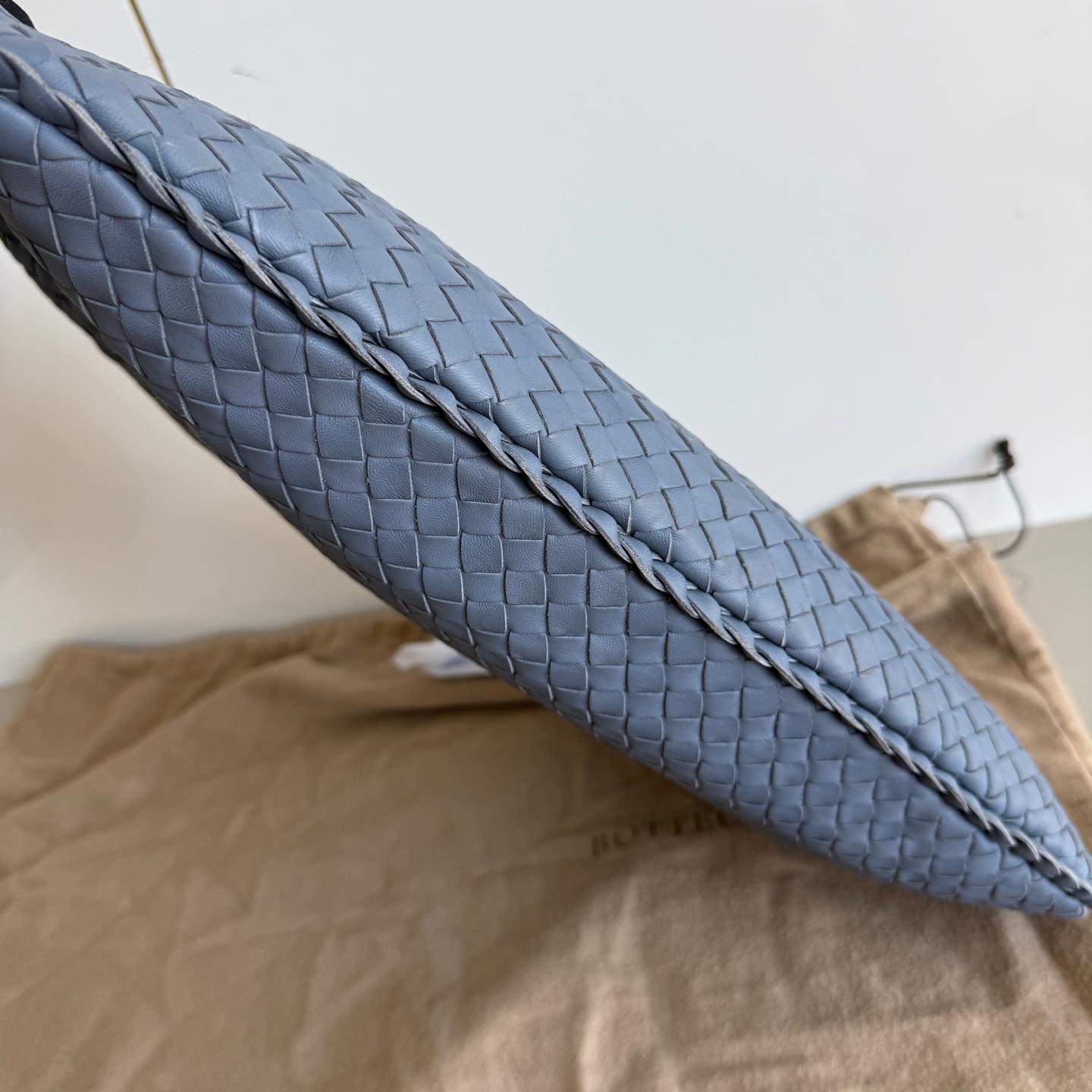Women's Bottega Veneta Veneta Hobo Misty Blue Intrecciato Leather Bag Medium 45cm For Sale
