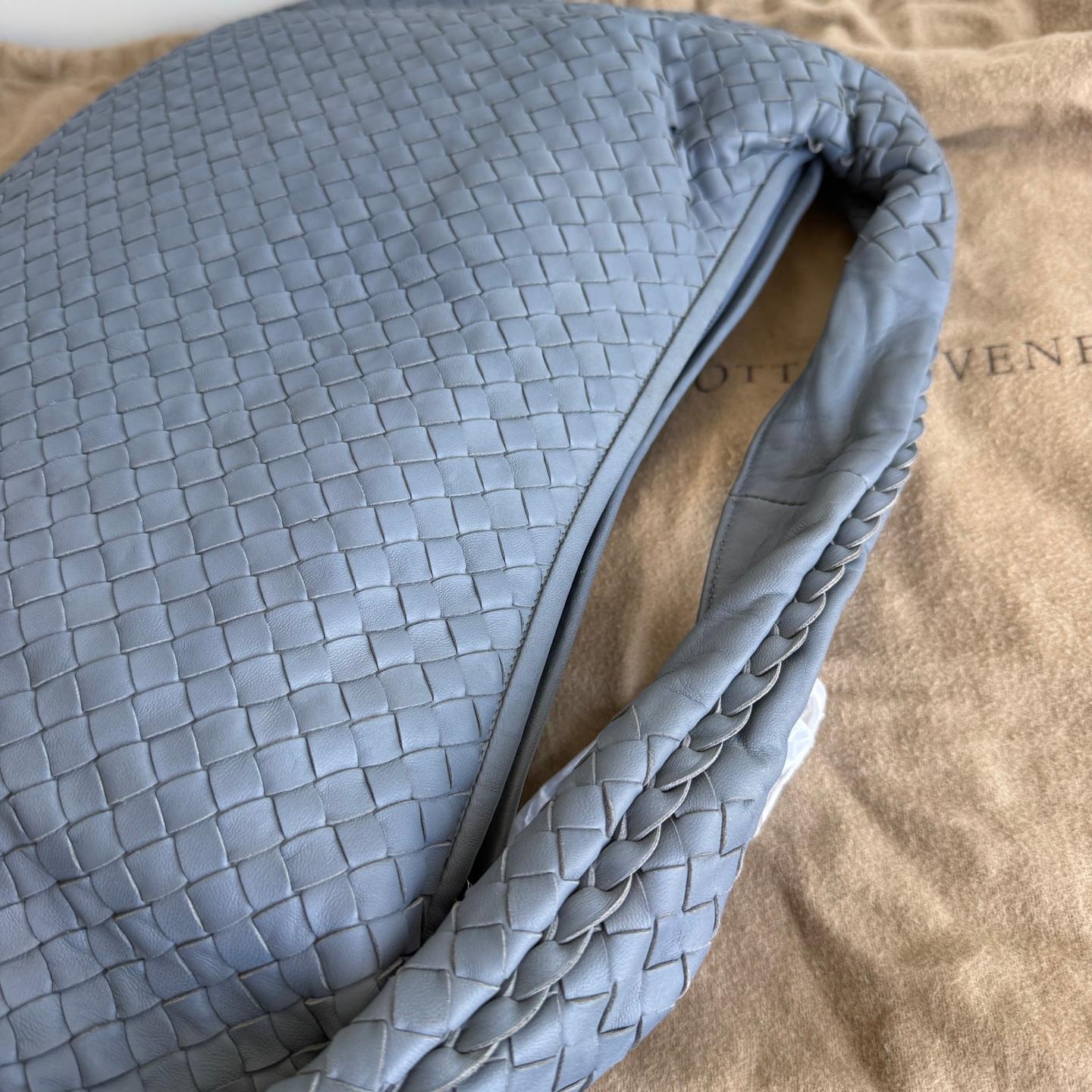 Bottega Veneta Veneta Hobo Misty Blue Intrecciato Leather Bag Medium 45cm For Sale 3