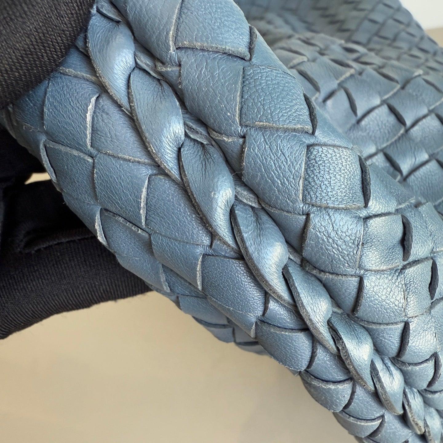 Sac hobo Misty bleu Intrecciato de Bottega Veneta, taille moyenne 47 cm en vente 6
