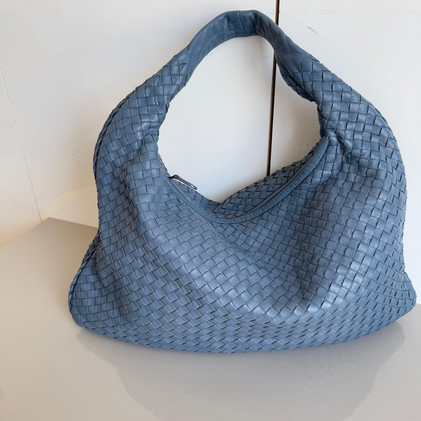 Sac hobo Misty bleu Intrecciato de Bottega Veneta, taille moyenne 47 cm
 Il s'agit de photos professionnelles du sac.
 Ce sac Bottega Veneta est une pièce de luxe exceptionnelle, réalisée en cuir d'agneau emblématique avec le tissage Intrecciato
