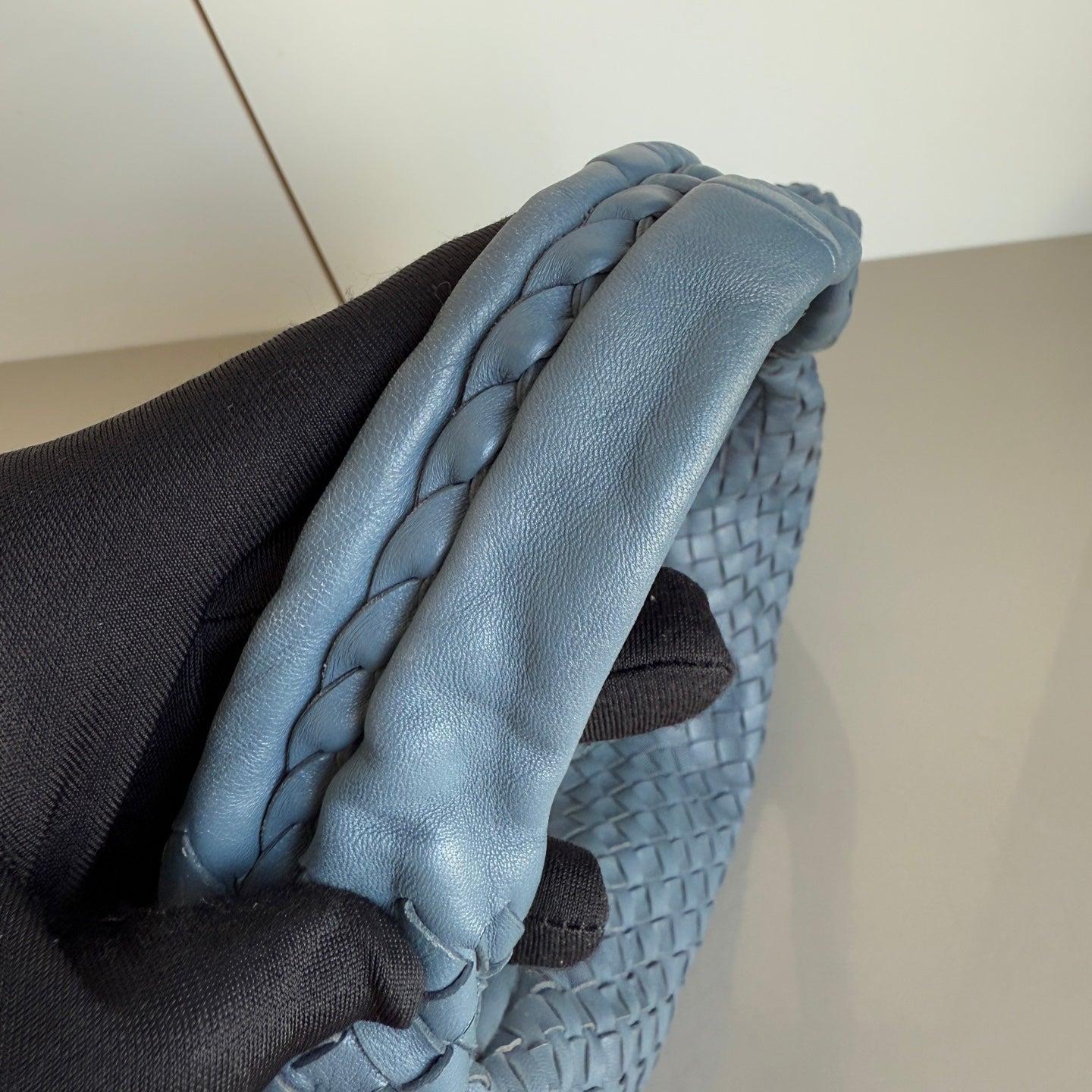 Sac hobo Misty bleu Intrecciato de Bottega Veneta, taille moyenne 47 cm Excellent état - En vente à AUBERVILLIERS, FR
