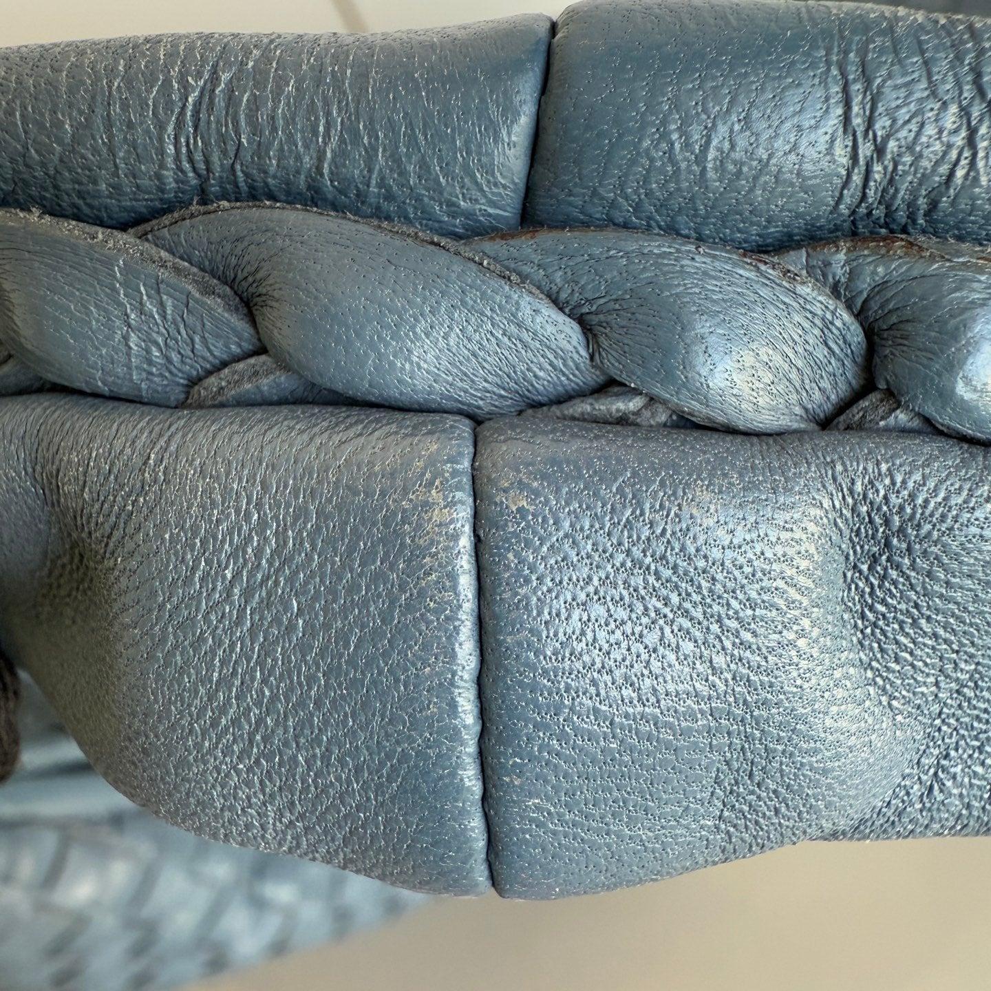 Sac hobo Misty bleu Intrecciato de Bottega Veneta, taille moyenne 47 cm Pour femmes en vente