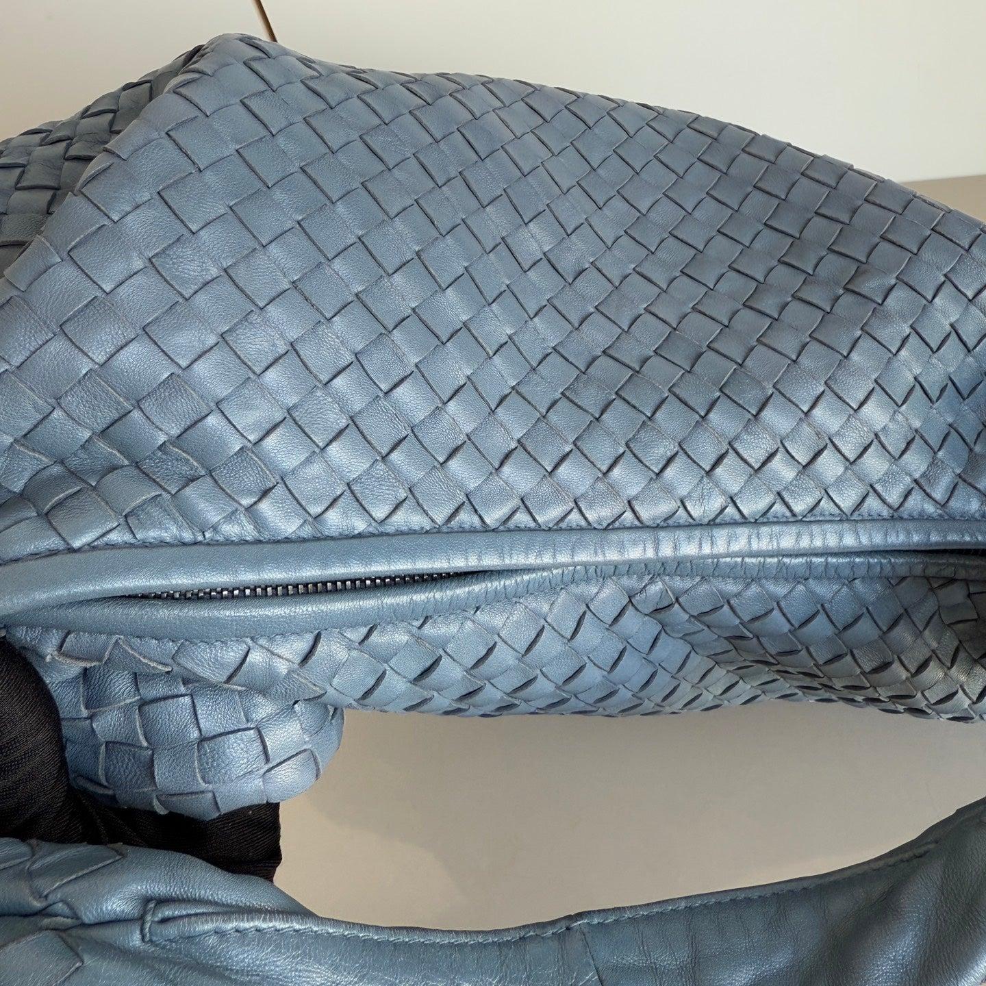 Sac hobo Misty bleu Intrecciato de Bottega Veneta, taille moyenne 47 cm en vente 1