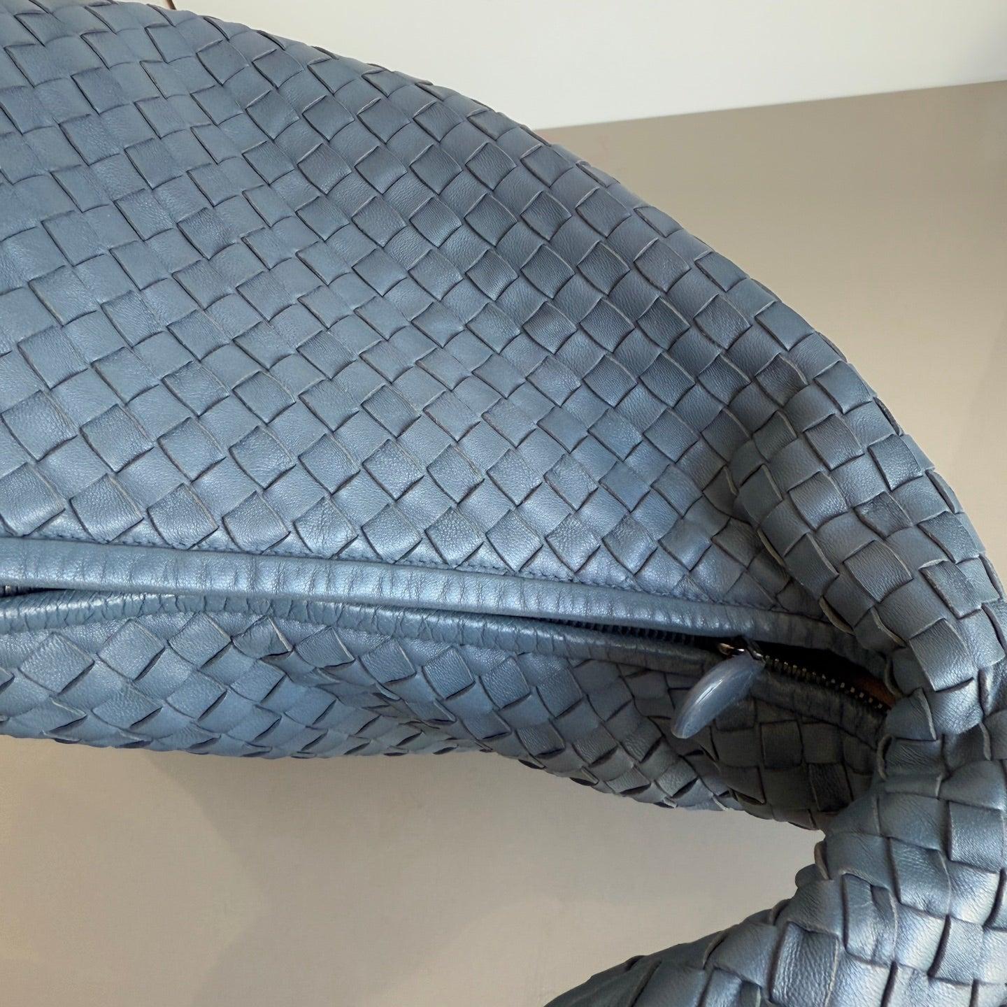 Sac hobo Misty bleu Intrecciato de Bottega Veneta, taille moyenne 47 cm en vente 2