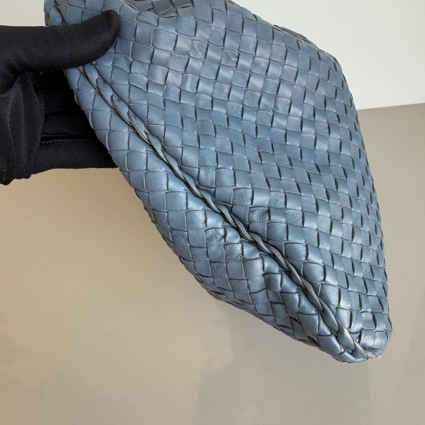 Sac hobo Misty bleu Intrecciato de Bottega Veneta, taille moyenne 47 cm en vente 3