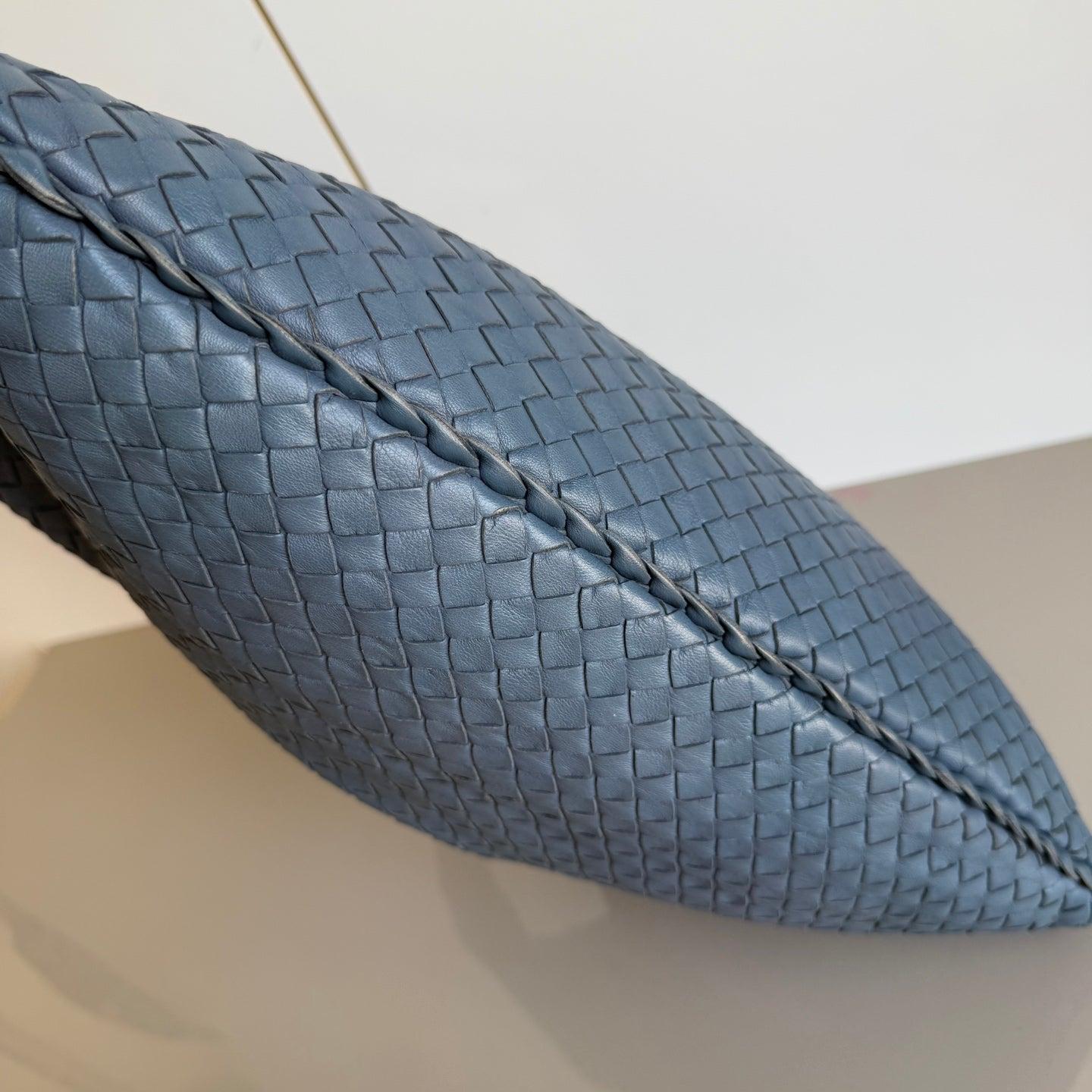 Sac hobo Misty bleu Intrecciato de Bottega Veneta, taille moyenne 47 cm en vente 4