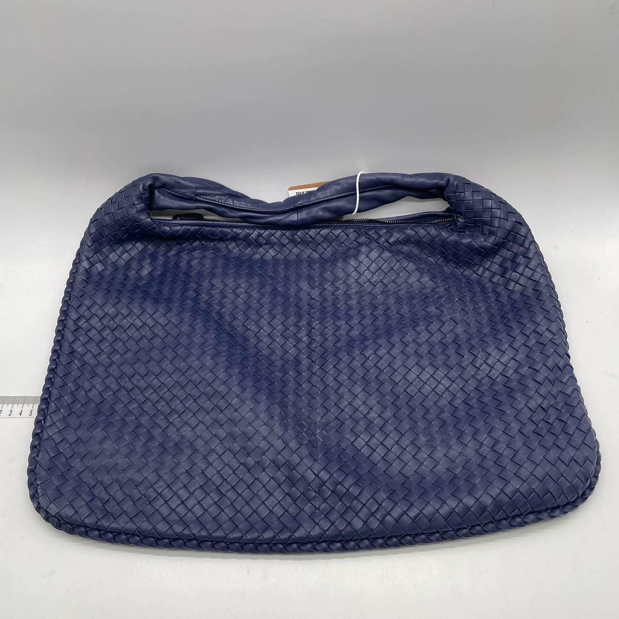 Bottega Veneta Hobo Navy in pelle Maxi 50cm
Queste sono foto professionali della borsa offerta da Luxbags.
Questa borsa Bottega Veneta è un pezzo di lusso eccezionale, realizzato con l'iconica pelle di agnello con l'inconfondibile trama Intrecciato.