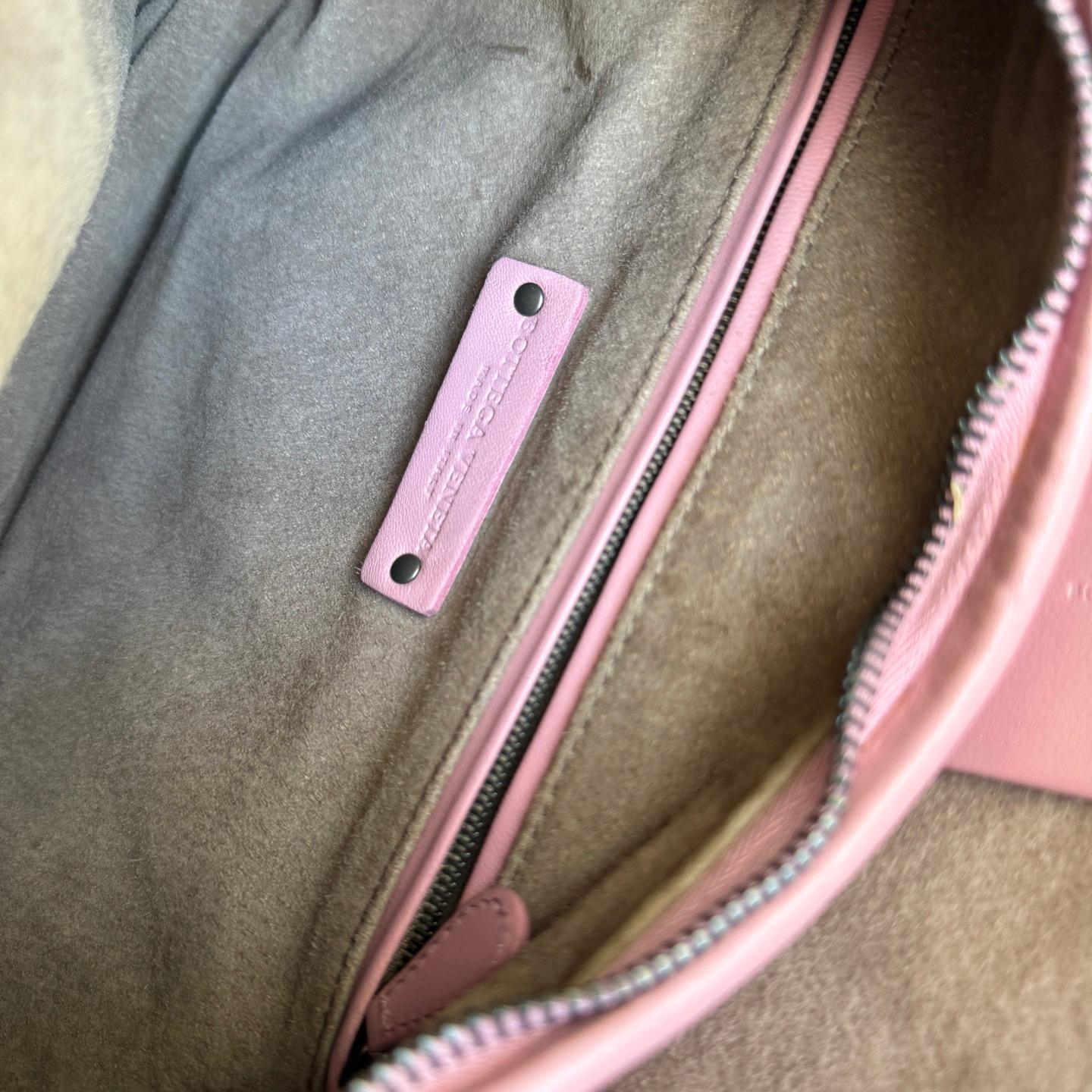 Bottega Veneta Veneta Hobo Small Mauve Pink Intrecciato Leather Bag 40cm For Sale 11