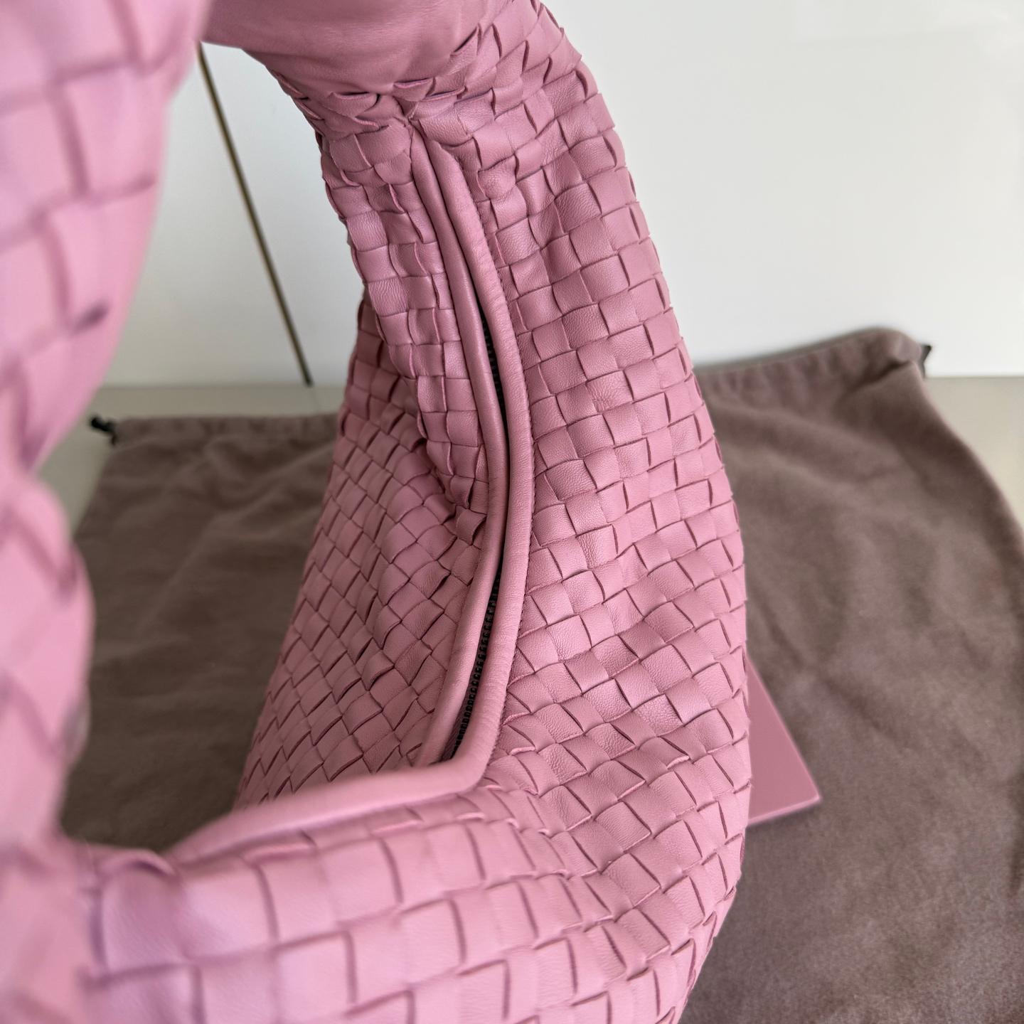 Bottega Veneta Veneta Hobo Small Mauve Pink Intrecciato Leather Bag 40cm In Excellent Condition For Sale In AUBERVILLIERS, FR