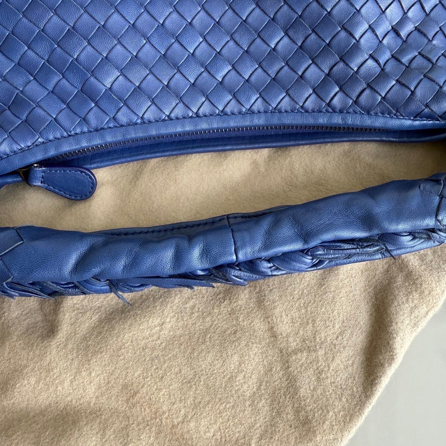 Bottega Veneta Veneta Hobo Small Navy Intrecciato Leather Bag 40cm in vendita 5
