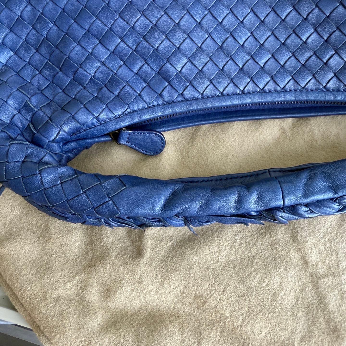 Bottega Veneta Veneta Hobo Small Navy Intrecciato Leather Bag 40cm in vendita 6
