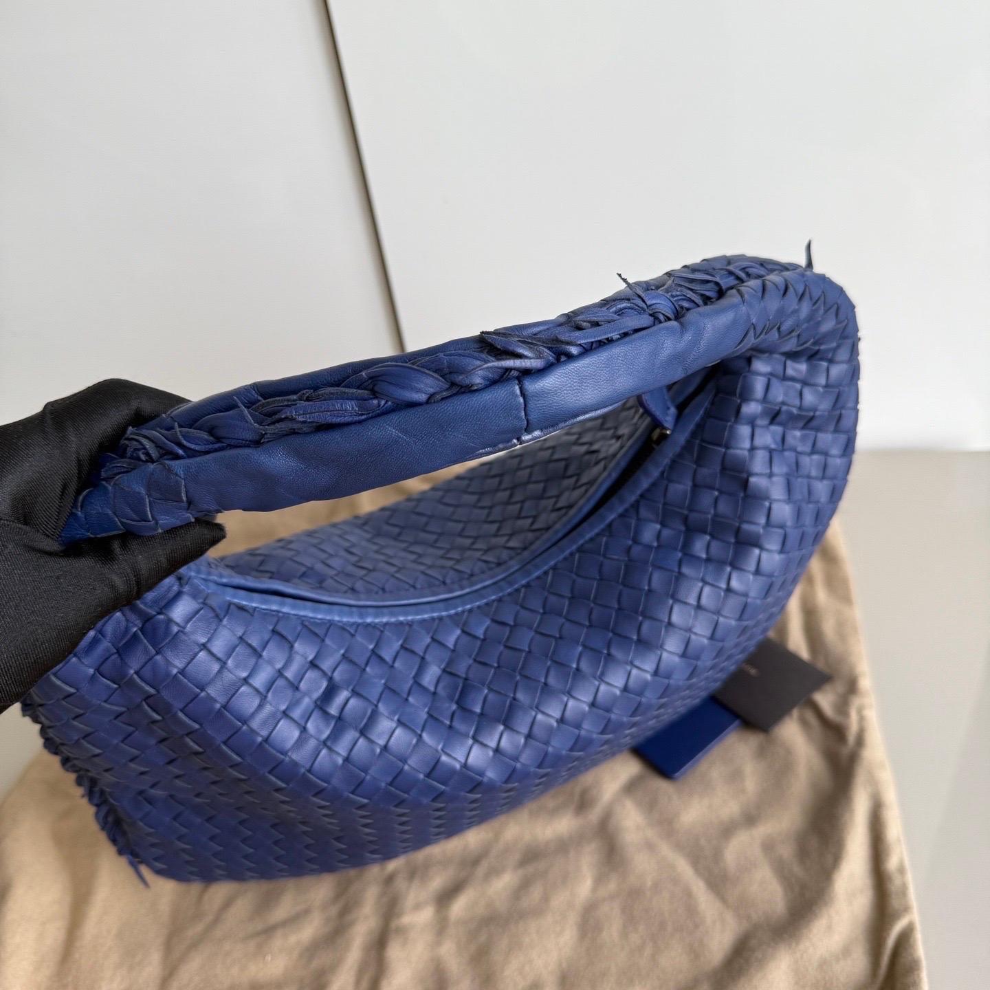 Bottega Veneta Veneta Hobo Small Navy Intrecciato Leather Bag 40cm in vendita 7