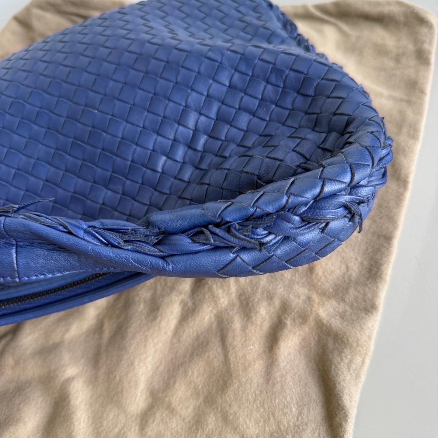 Bottega Veneta Veneta Hobo Small Navy Intrecciato Leather Bag 40cm in vendita 8