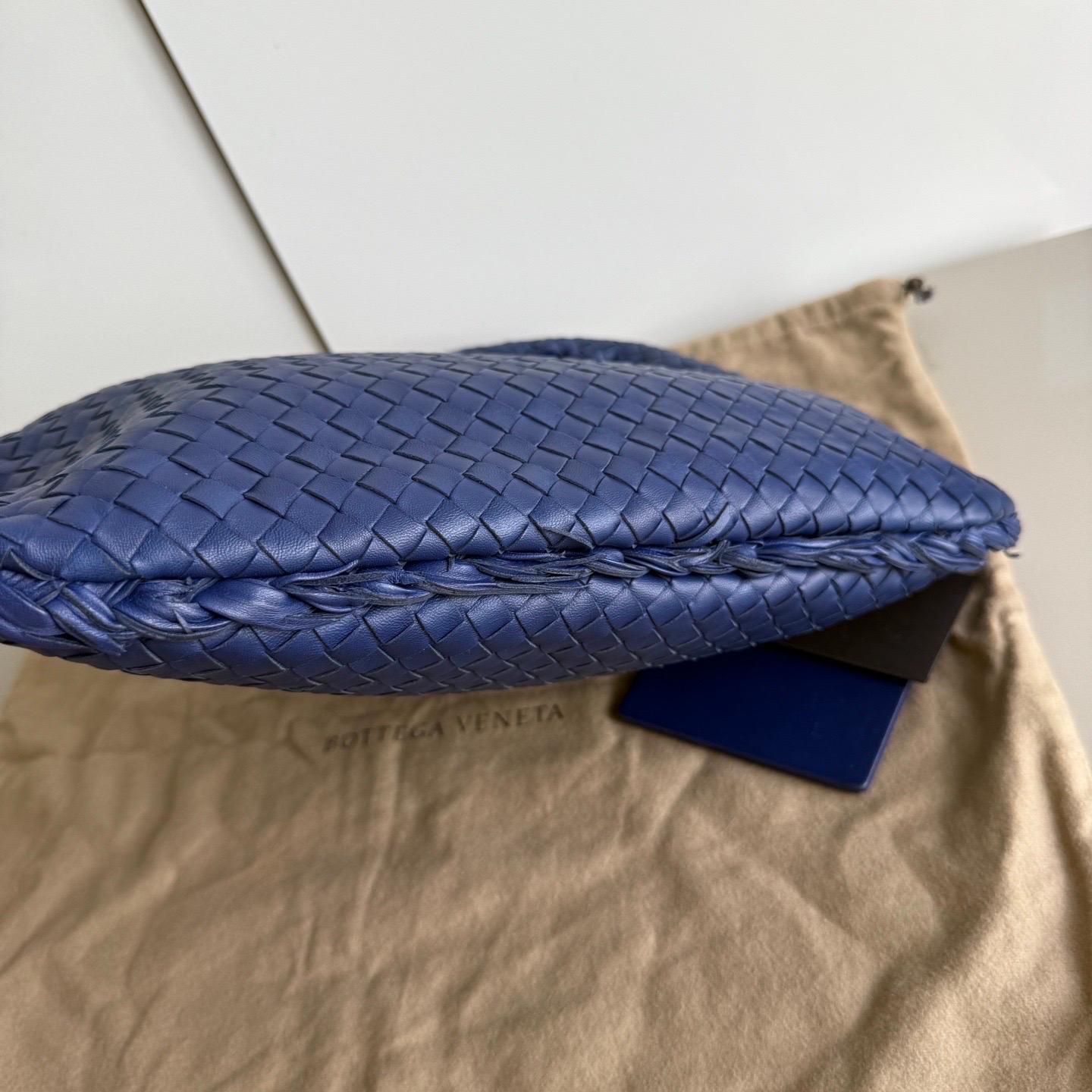 Bottega Veneta Veneta Hobo Small Navy Intrecciato Leather Bag 40cm in vendita 9