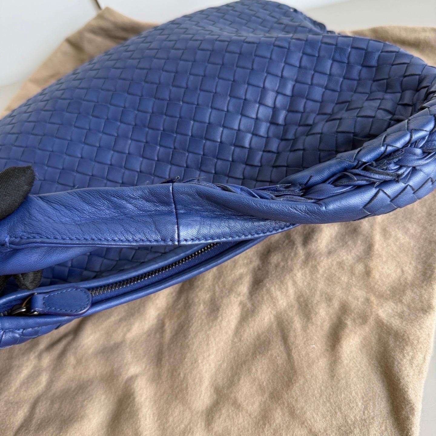 Bottega Veneta Veneta Hobo Small Navy Intrecciato Leather Bag 40cm in vendita 11