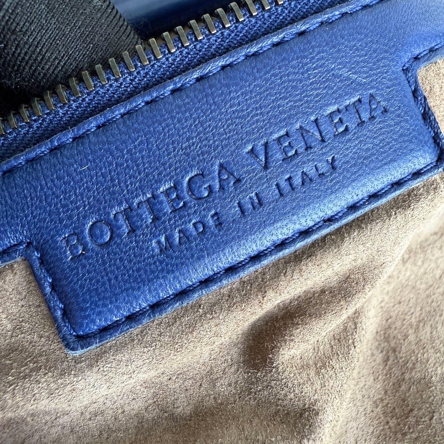 Bottega Veneta Veneta Hobo Small Navy Intrecciato Leather Bag 40cm in vendita 12