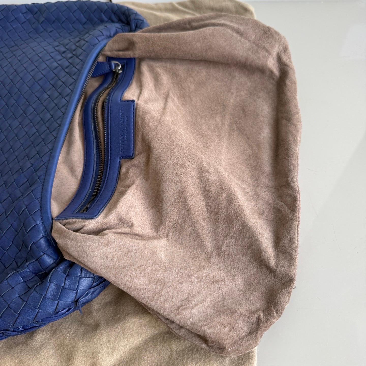 Bottega Veneta Veneta Hobo Small Navy Intrecciato Leather Bag 40cm in vendita 13