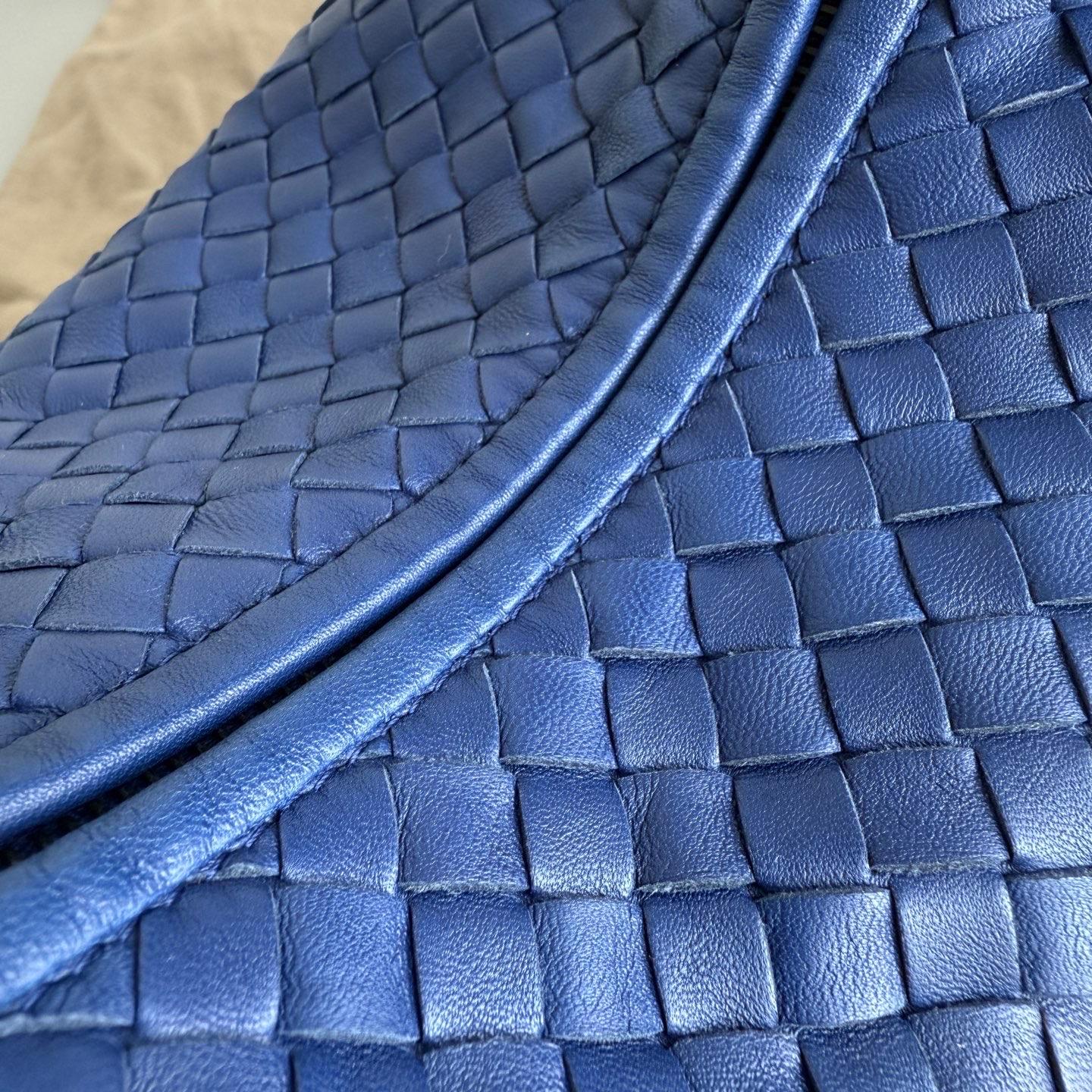 Bottega Veneta Veneta Hobo Small Navy Intrecciato Leather Bag 40cm In condizioni Nuovo in vendita a AUBERVILLIERS, FR