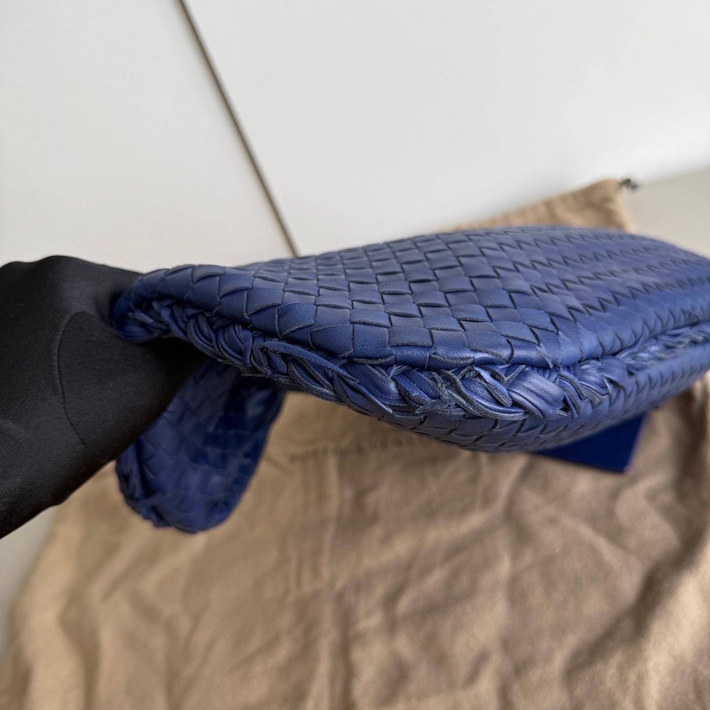 Bottega Veneta Veneta Hobo Small Navy Intrecciato Leather Bag 40cm in vendita 1