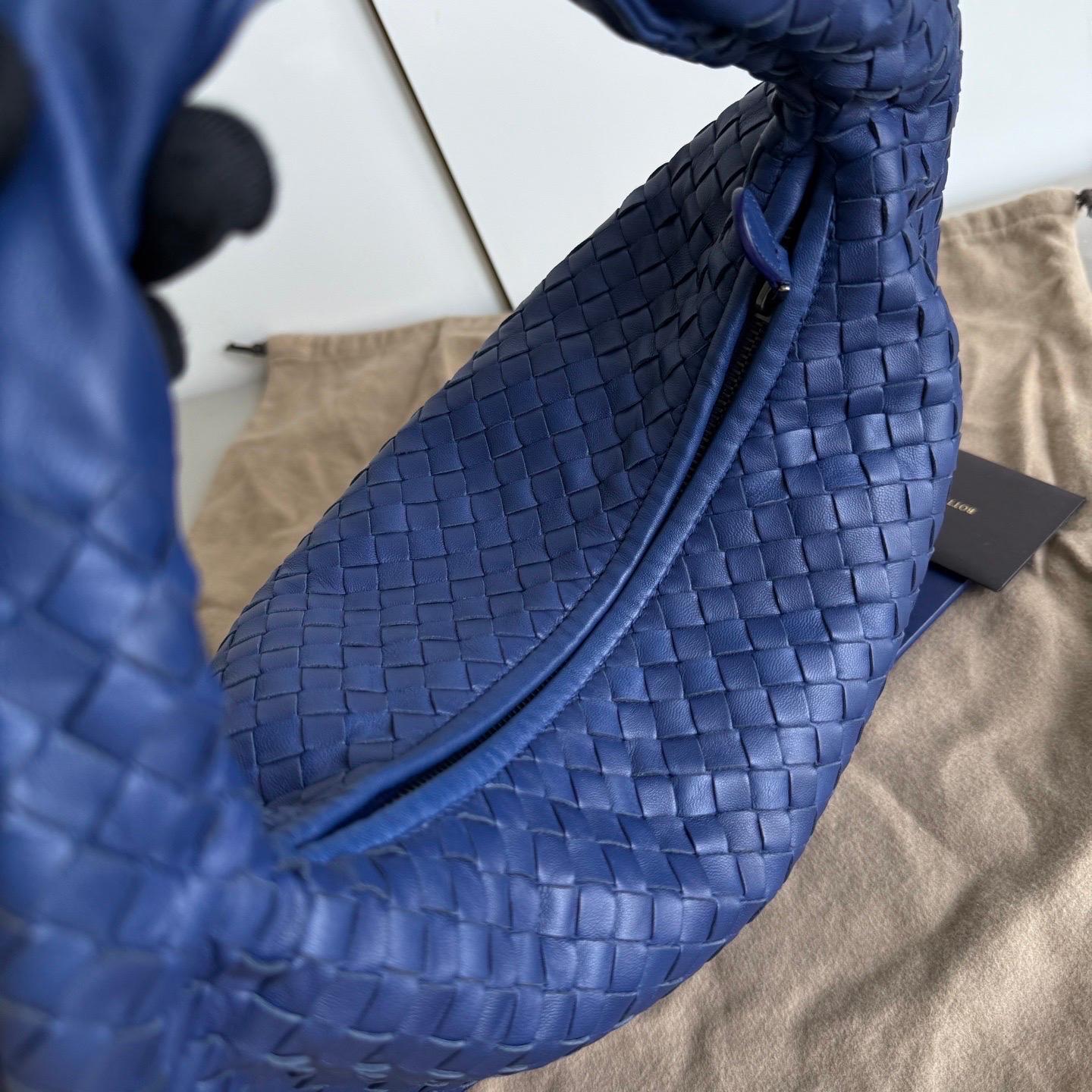Bottega Veneta Veneta Hobo Small Navy Intrecciato Leather Bag 40cm in vendita 2