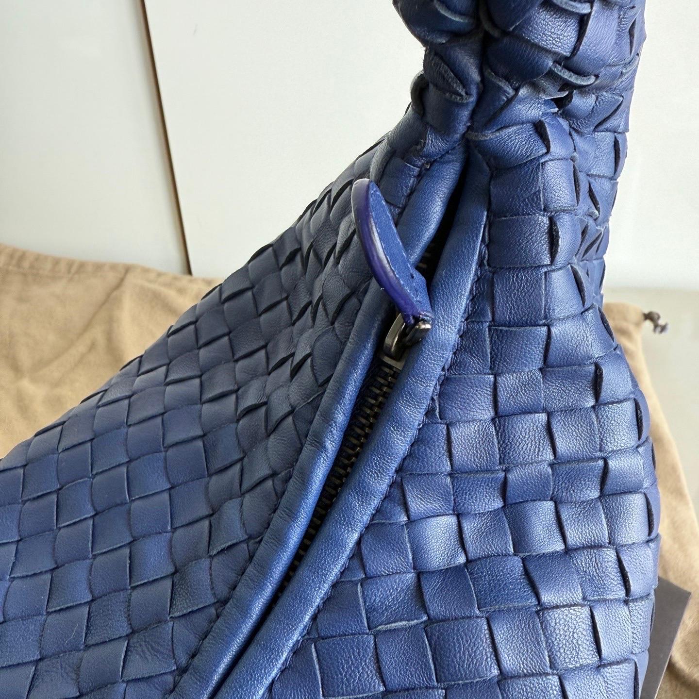 Bottega Veneta Veneta Hobo Small Navy Intrecciato Leather Bag 40cm in vendita 3