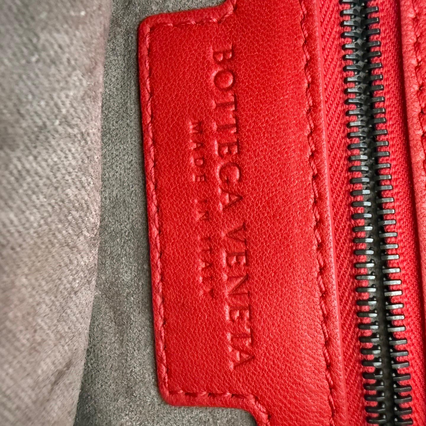 Bottega Veneta Veneta Hobo Small Red 40cm Lambskin Leather For Sale 8