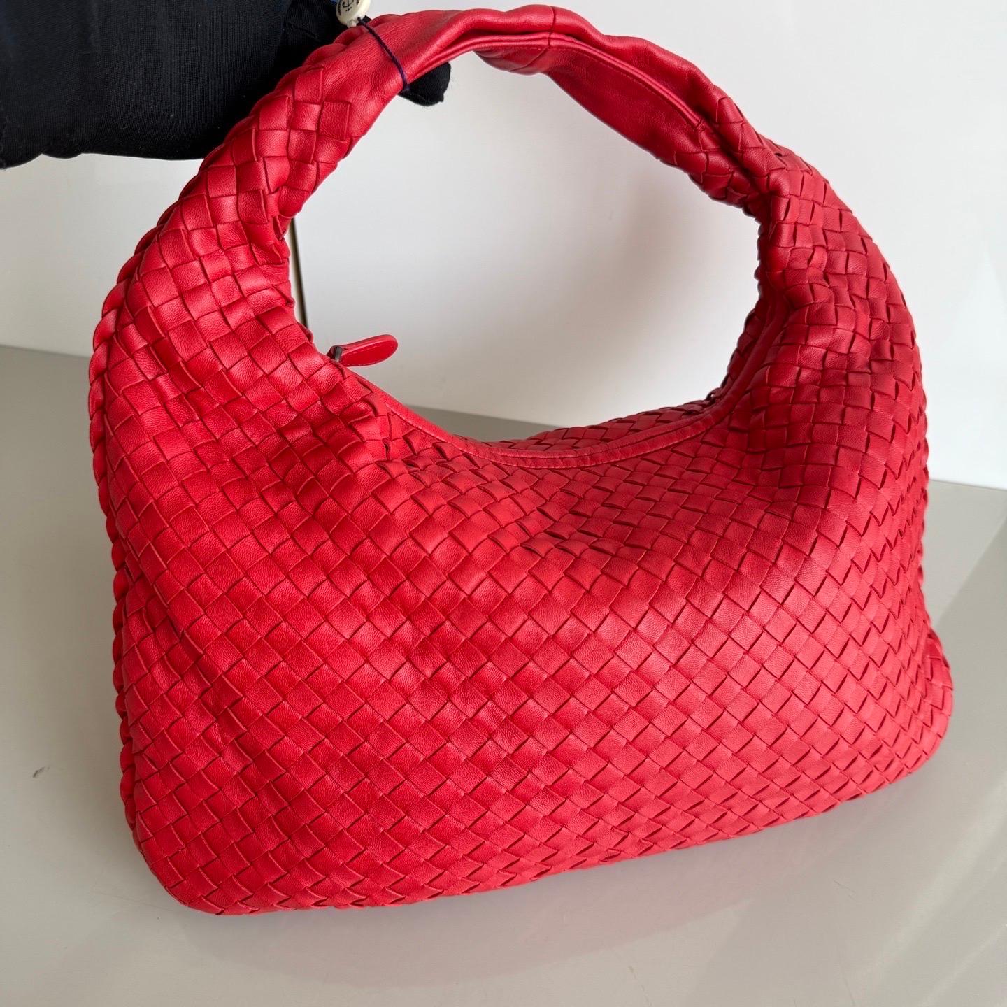 This Bottega Veneta Veneta Bag is an exceptional piece of luxury, crafted from iconic lambskin leather with the instantly recognizable Intrecciato weave. This bag is roomy enough for all your essentials, it's the perfect accessory for stylish and