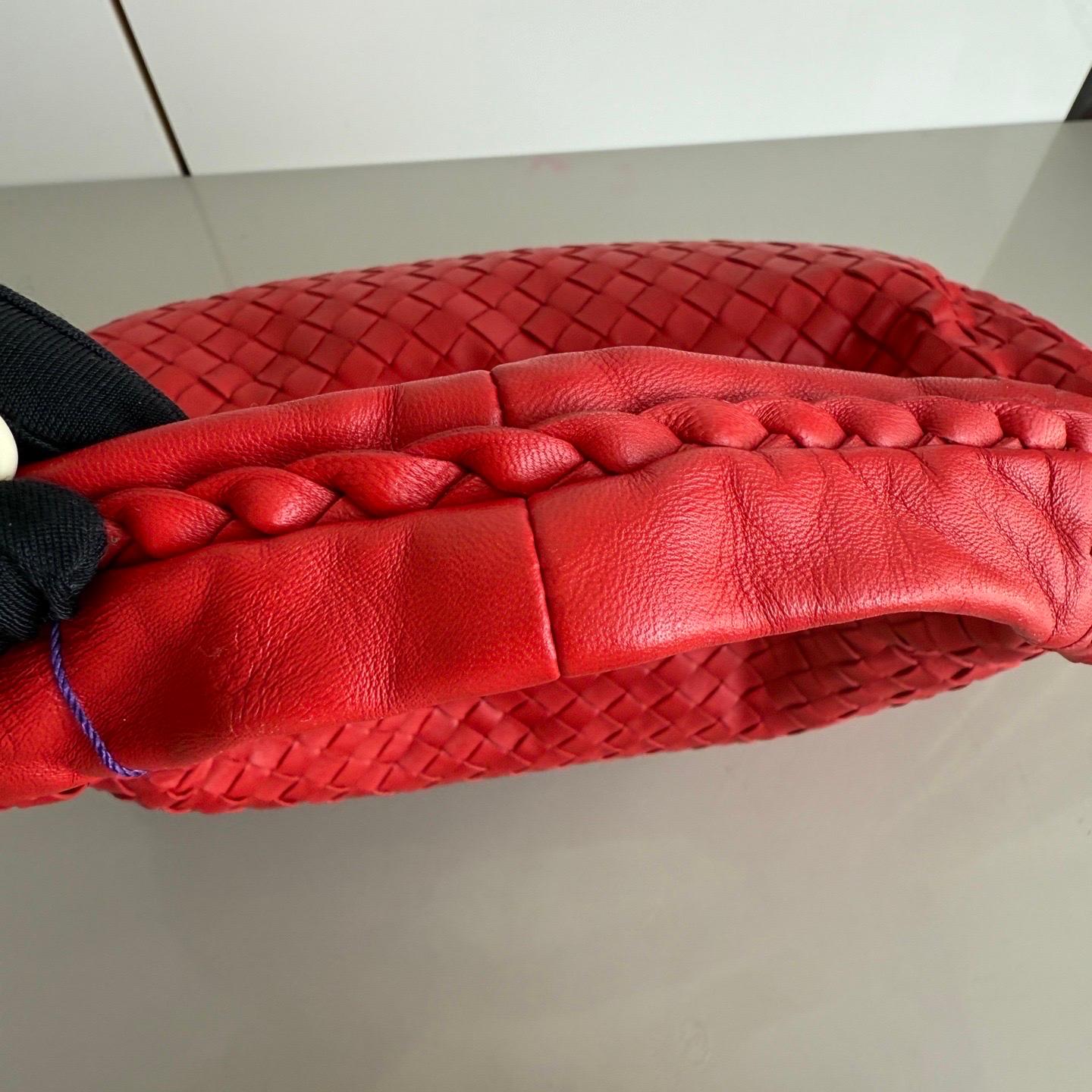 Bottega Veneta Veneta Hobo Small Red 40cm Lambskin Leather In New Condition For Sale In AUBERVILLIERS, FR