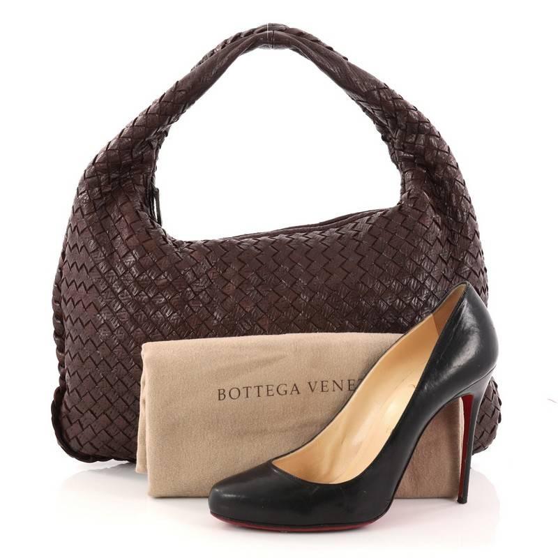 This authentic Bottega Veneta Veneta Hobo Textured Intrecciato Nappa Medium is a timelessly elegant bag with a casual silhouette. Excellently crafted from brown textured nappa leather woven in Bottega Veneta's signature intrecciato method, this