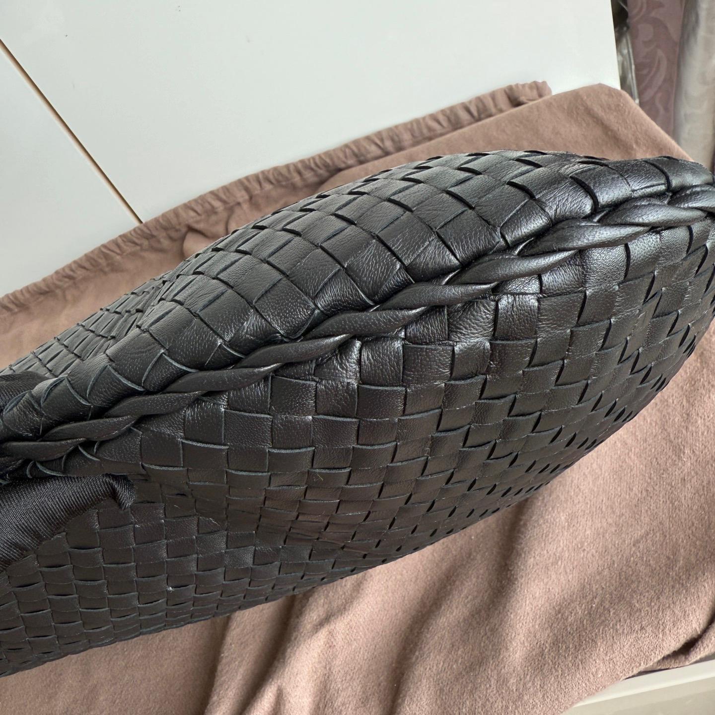 Bottega Veneta Veneta Bolso Hobo Intrecciato Grande Piel de cordero negra 48cm en venta 9