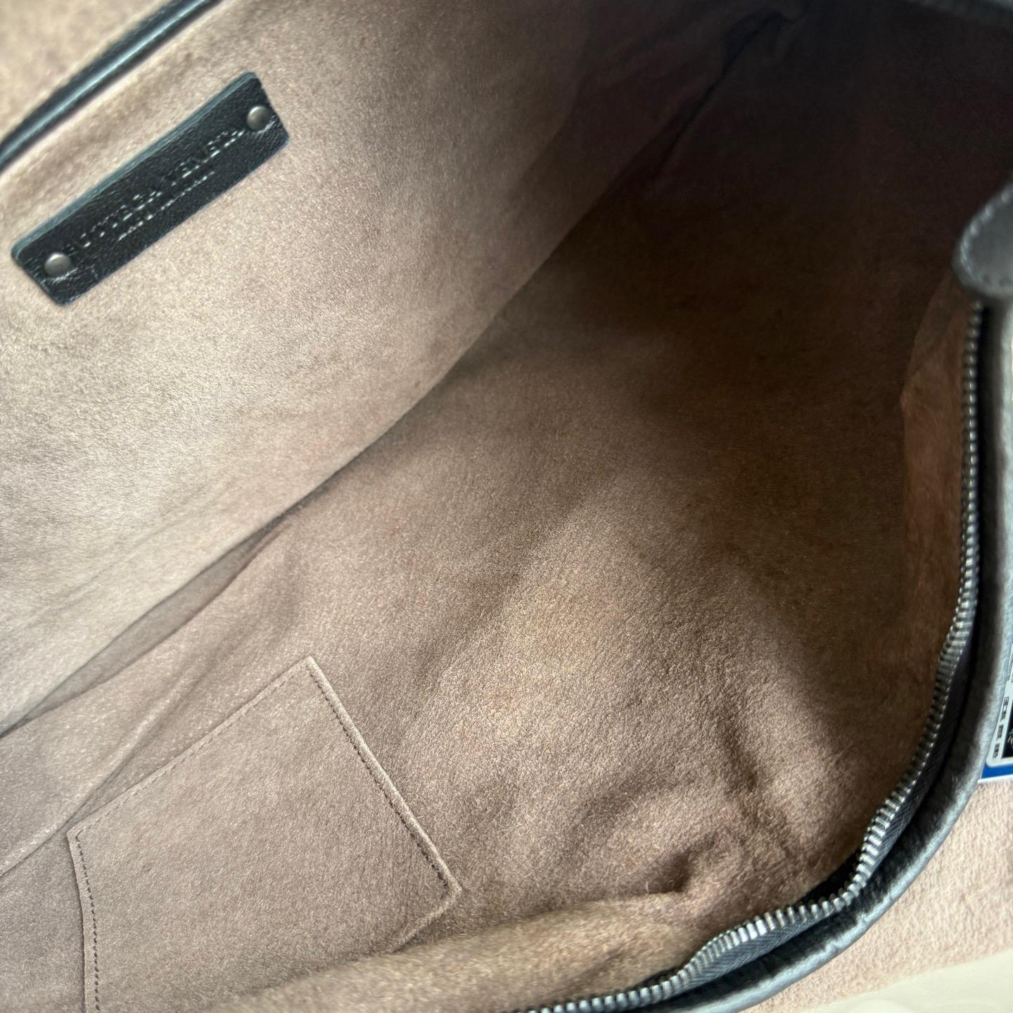 Bottega Veneta Veneta Bolso Hobo Intrecciato Grande Piel de cordero negra 48cm en venta 11