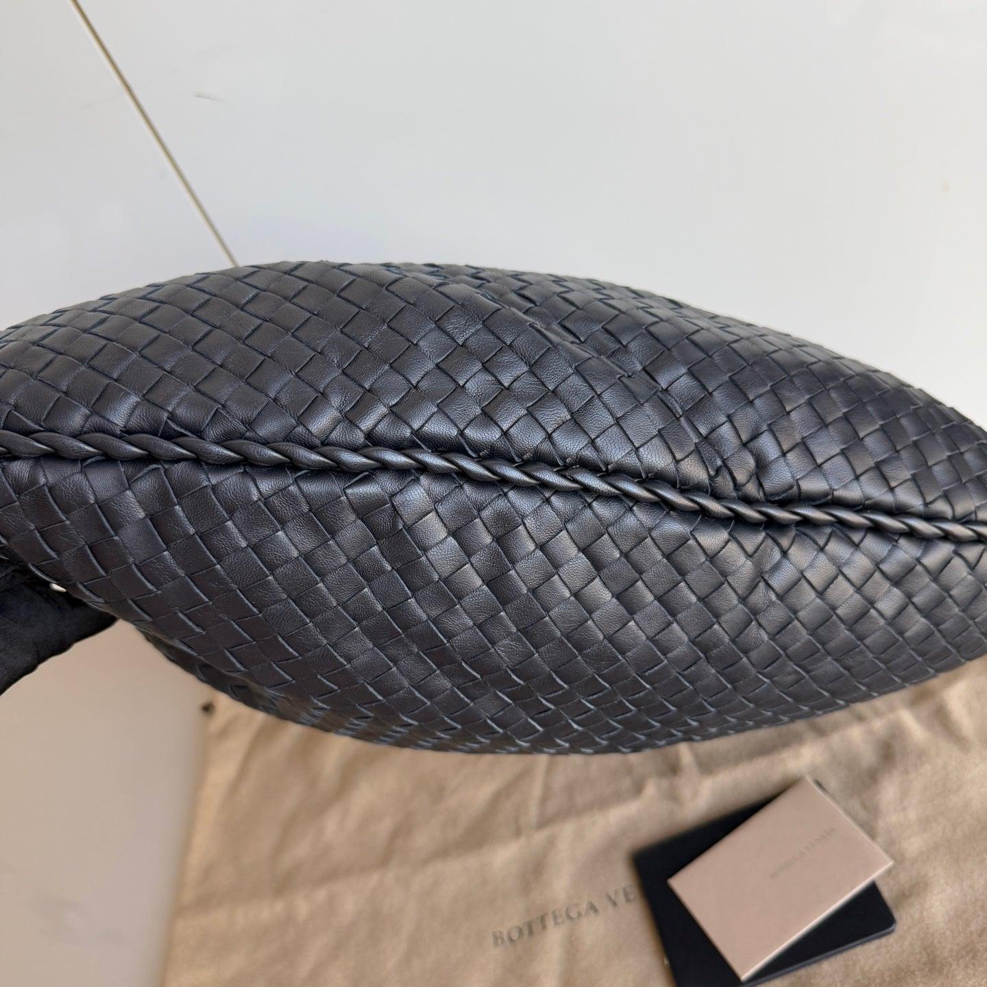 Bottega Veneta Veneta Bolso Hobo Intrecciato Grande Piel de cordero negra 48cm en Excelente Estado en AUBERVILLIERS, FR