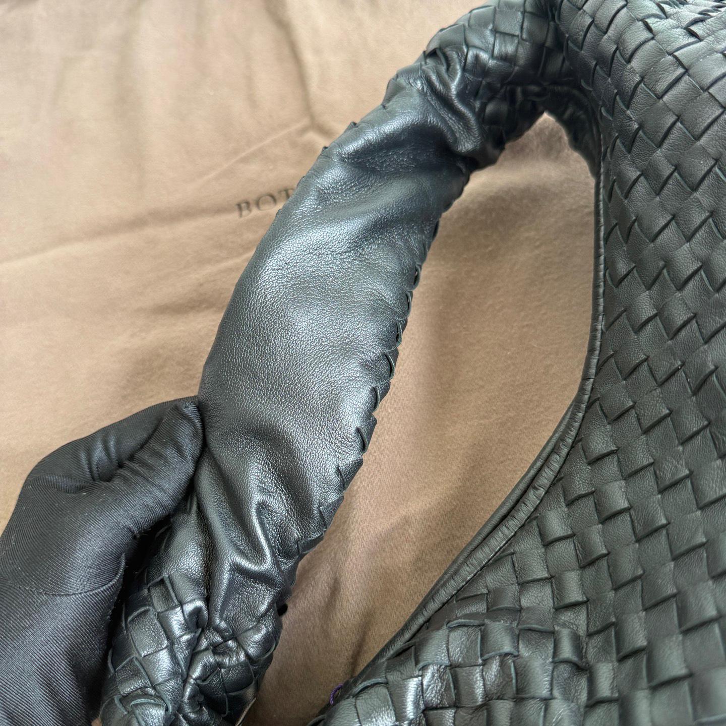 Bottega Veneta Veneta Bolso Hobo Intrecciato Grande Piel de cordero negra 48cm en Nuevo estado para la venta en AUBERVILLIERS, FR