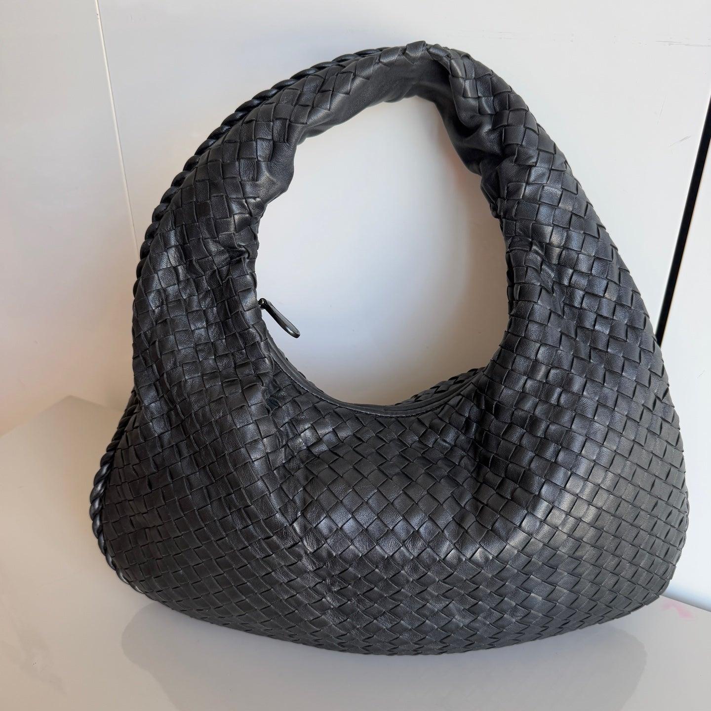 Bottega Veneta Veneta Bolso Hobo Intrecciato Mediano Piel de cordero negra 40cm
Estas son fotos profesionales de la bolsa real.
Este Bolso Hobo Bottega Veneta es una pieza excepcional de lujo, fabricada en la emblemática piel de cordero negra con el