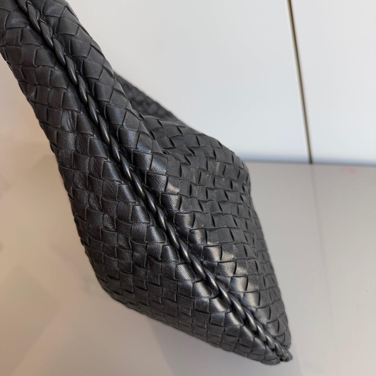 Bottega Veneta Veneta Bolso Hobo Intrecciato Mediano Piel de cordero negra 40cm en Excelente estado para la venta en AUBERVILLIERS, FR