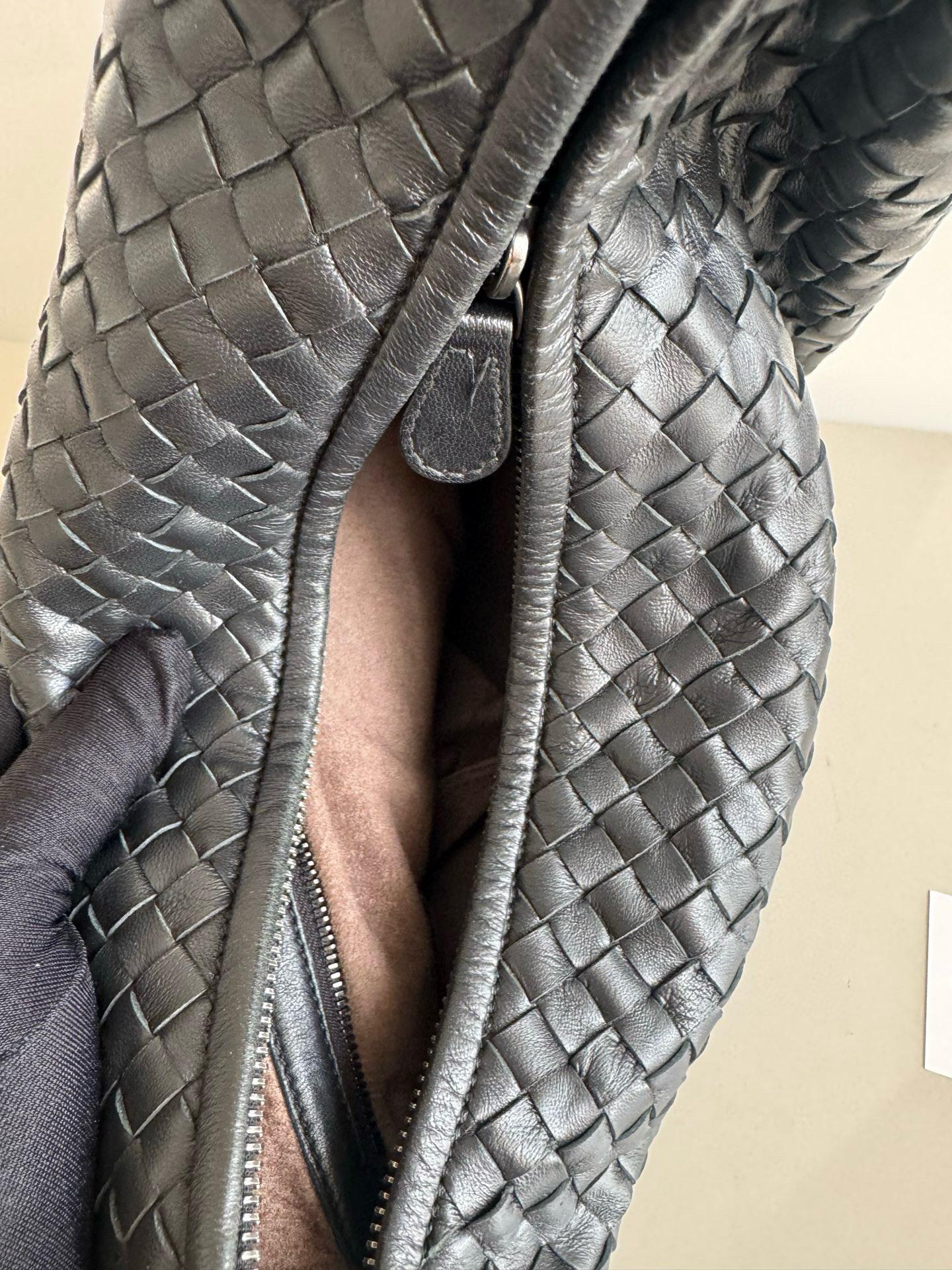 Bottega Veneta Intrecciato Hobo Bag Medium Black Leather 47cm en vente 5
