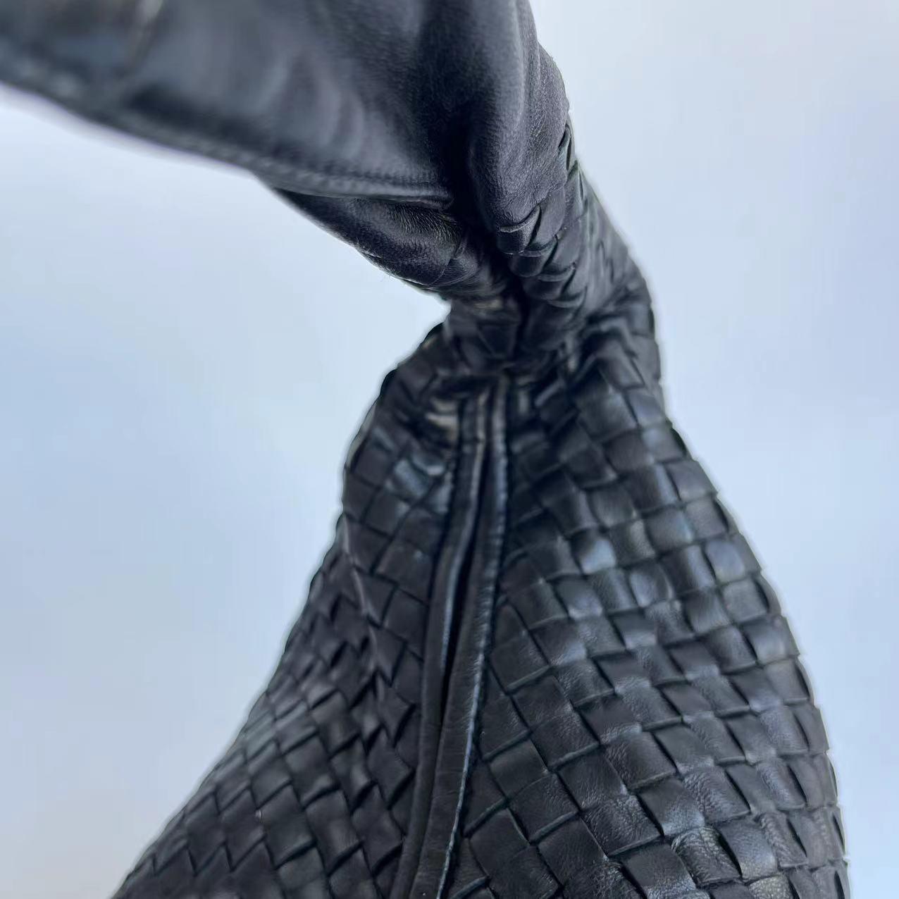 Bottega Veneta Veneta Intrecciato Hobo Bag Medium Black Leather 47cm For Sale 6