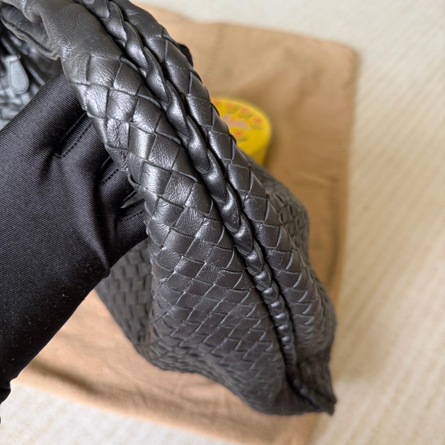 Bottega Veneta Veneta Intrecciato Hobo Bag Medium Pelle Nera 47cm in vendita 6