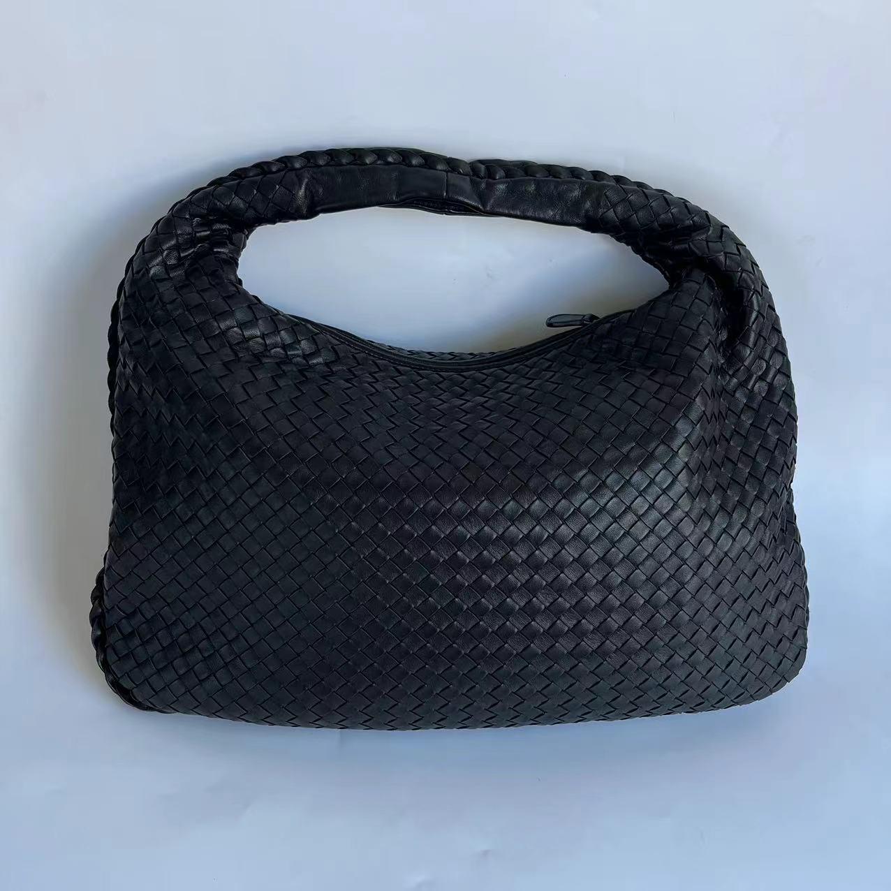 Bottega Veneta Veneta Intrecciato Hobo Bag Medium Black Leather 47cm For Sale 8