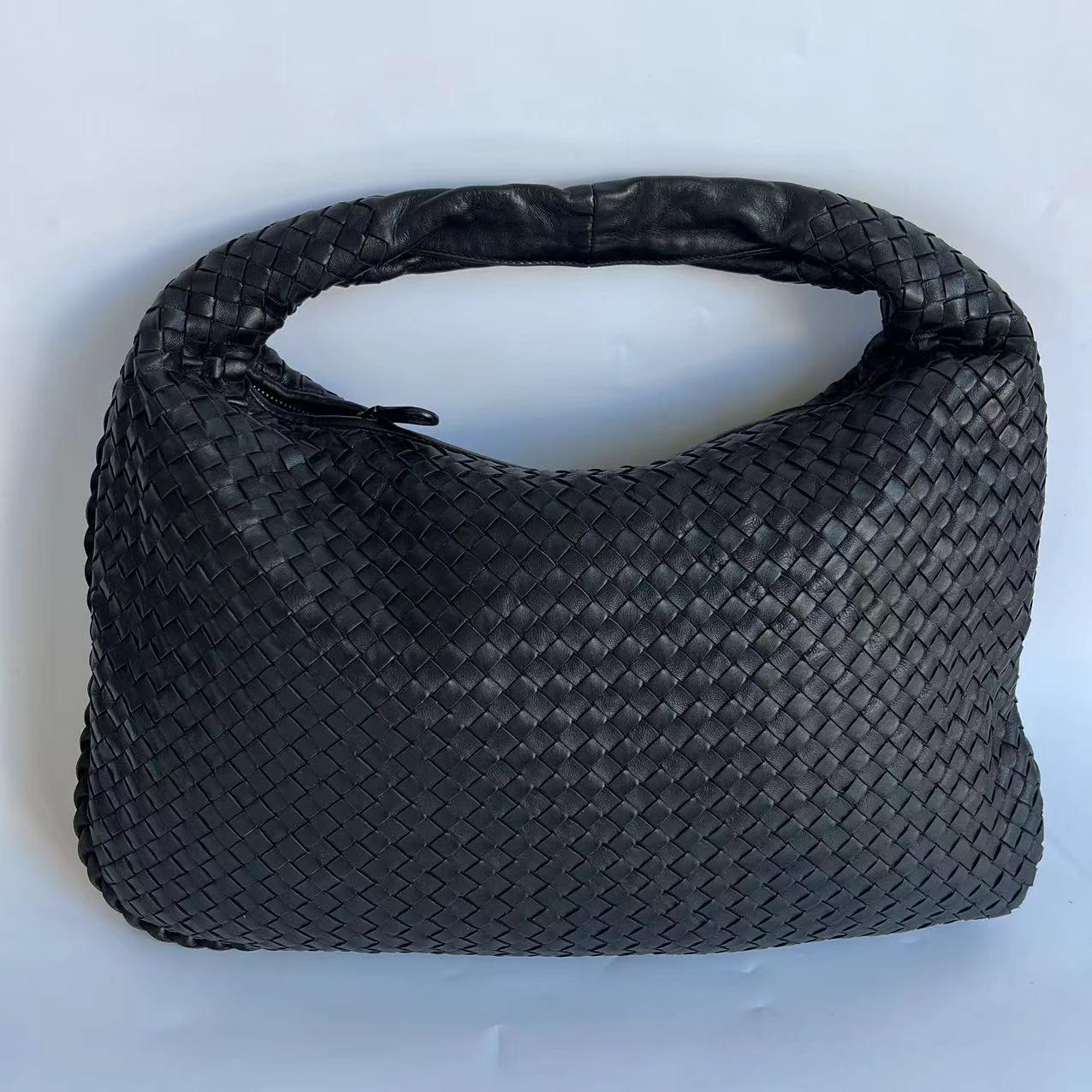 Bottega Veneta Veneta Intrecciato Hobo Bag Medium Black Leather 47cm For Sale 9