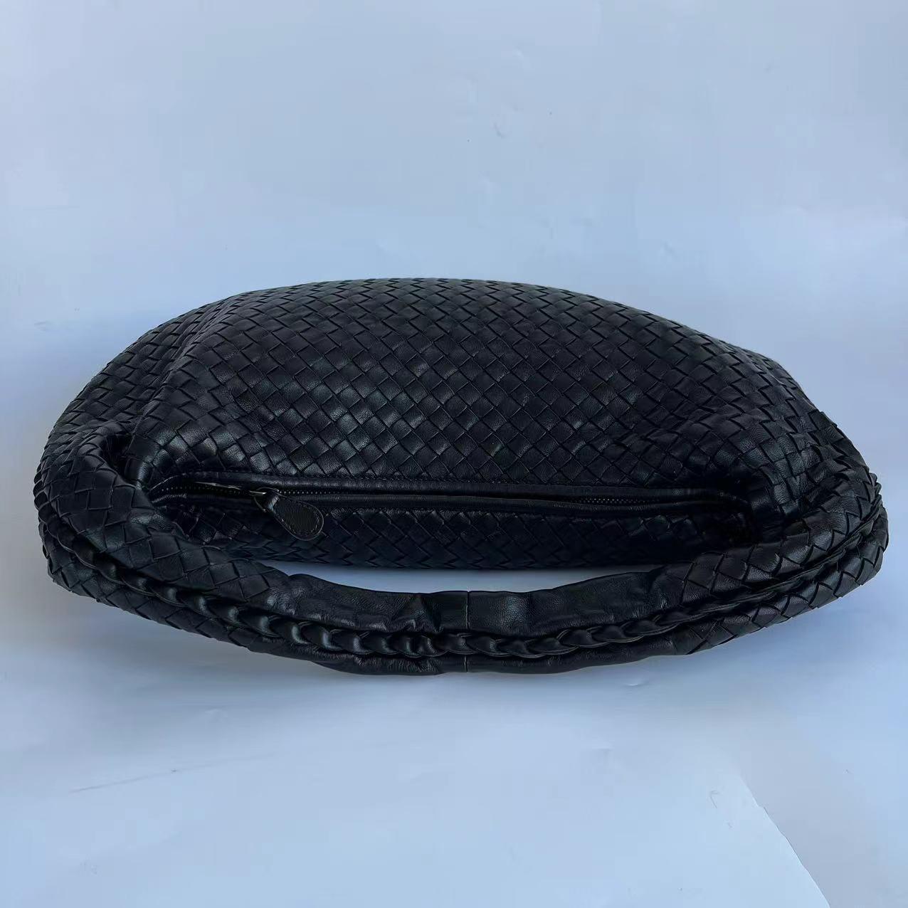 Bottega Veneta Veneta Intrecciato Hobo Bag Medium Black Leather 47cm For Sale 10