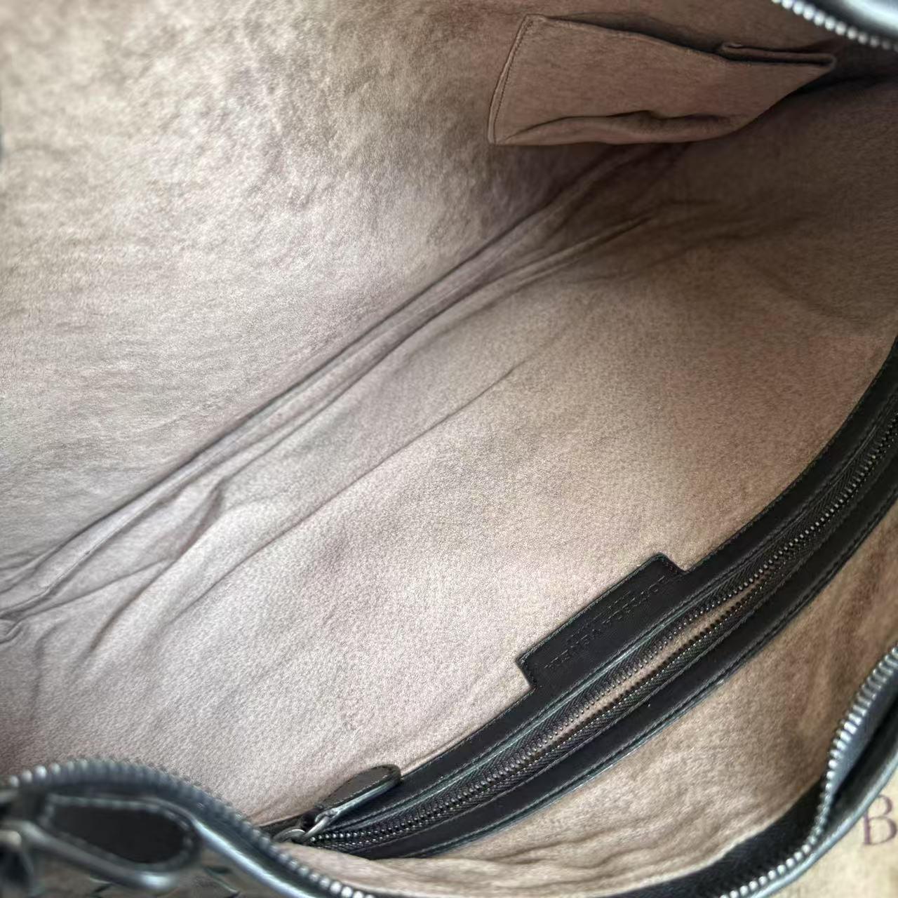 Bottega Veneta Veneta Intrecciato Hobo Bag Medium Black Leather 47cm For Sale 15